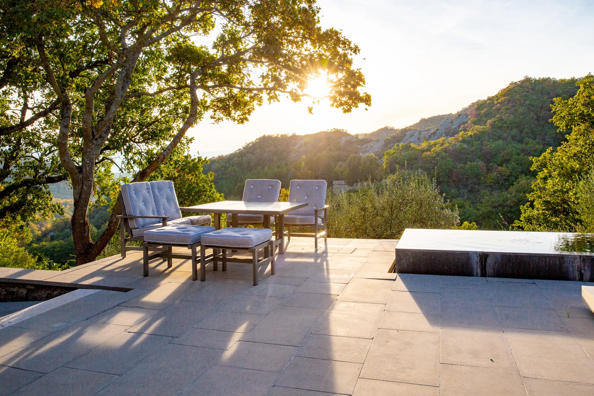 65 pöytä, Harmaa, 124×133×66 cm Fri Form