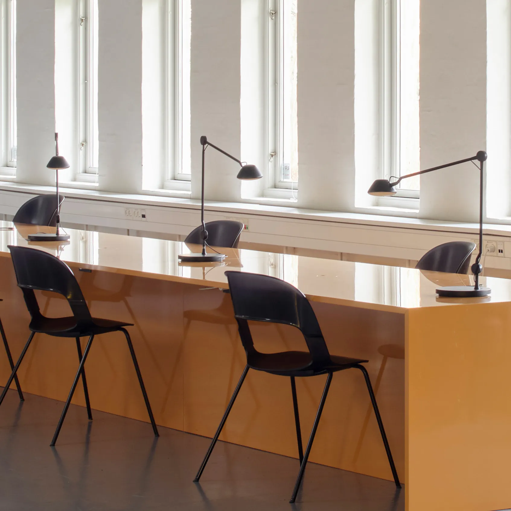 AQ01 pöytävalaisin, Musta Fritz Hansen