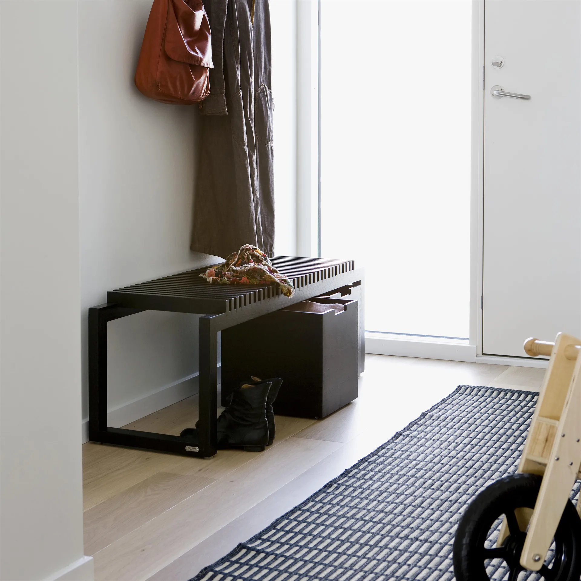 Cutter penkki 121 cm, maalattu musta tammi Fritz Hansen