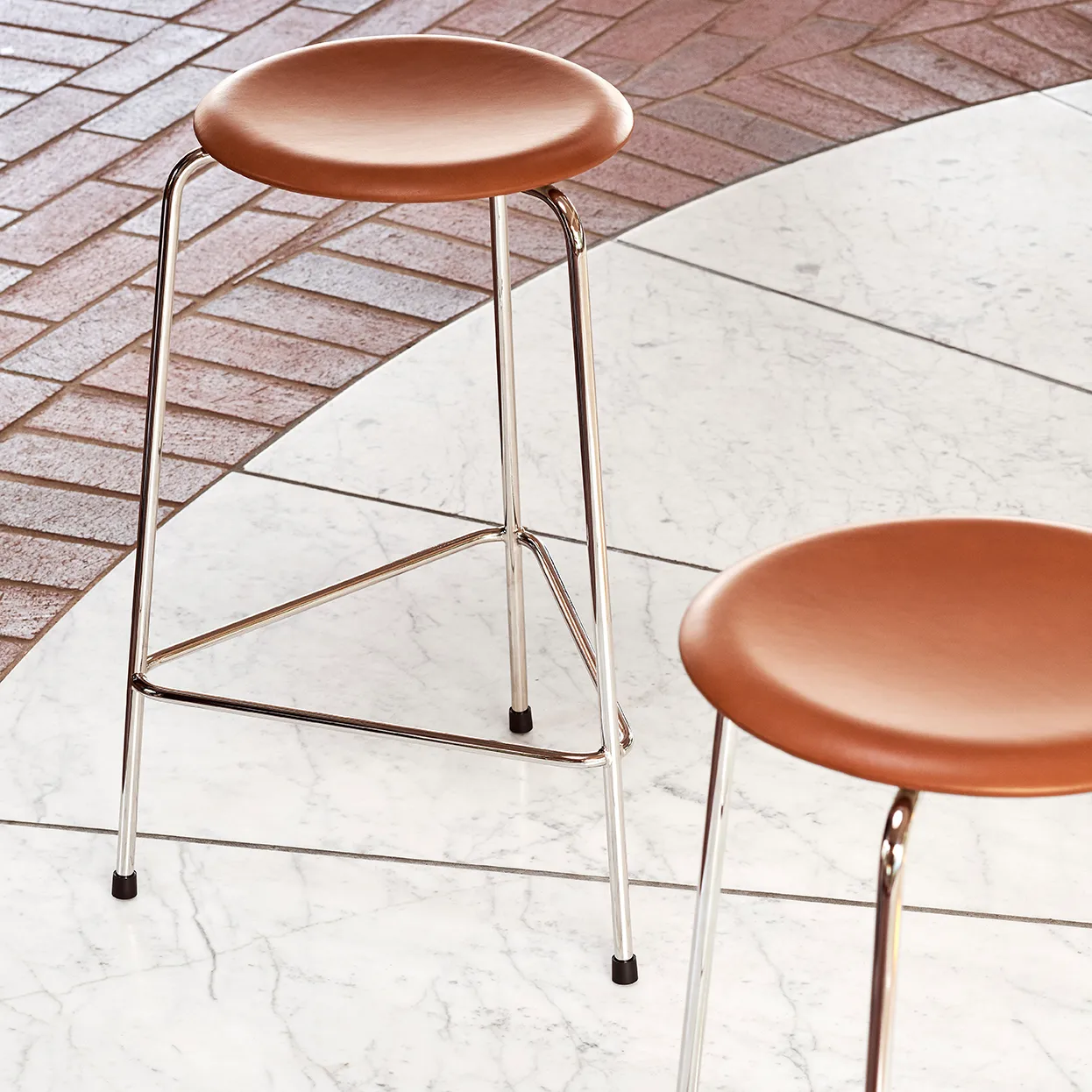 High Dot -jakkara, nahka, Walnut Fritz Hansen