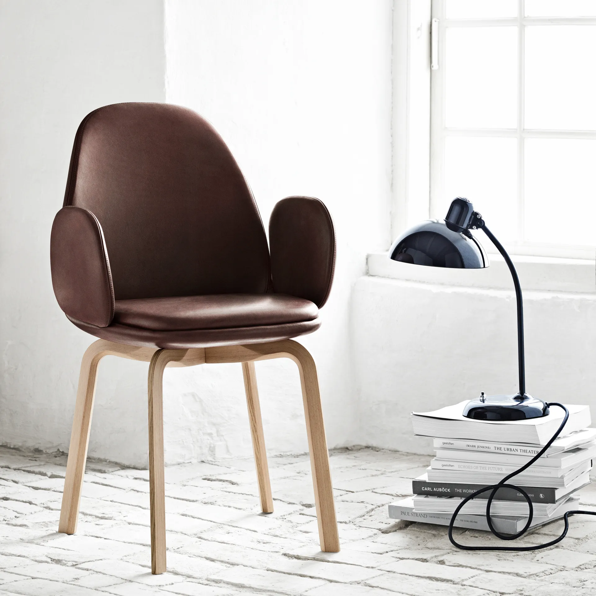 Kaiser Idell 6556-T -pöytävalaisin, Black Fritz Hansen