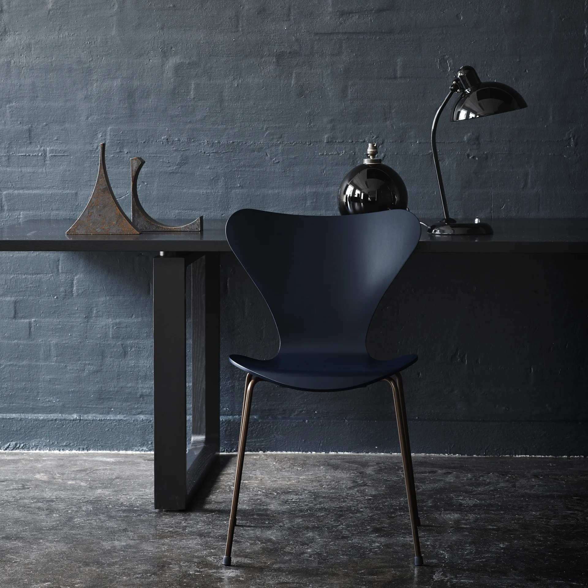 Kaiser Idell 6556-T -pöytävalaisin, Black Fritz Hansen