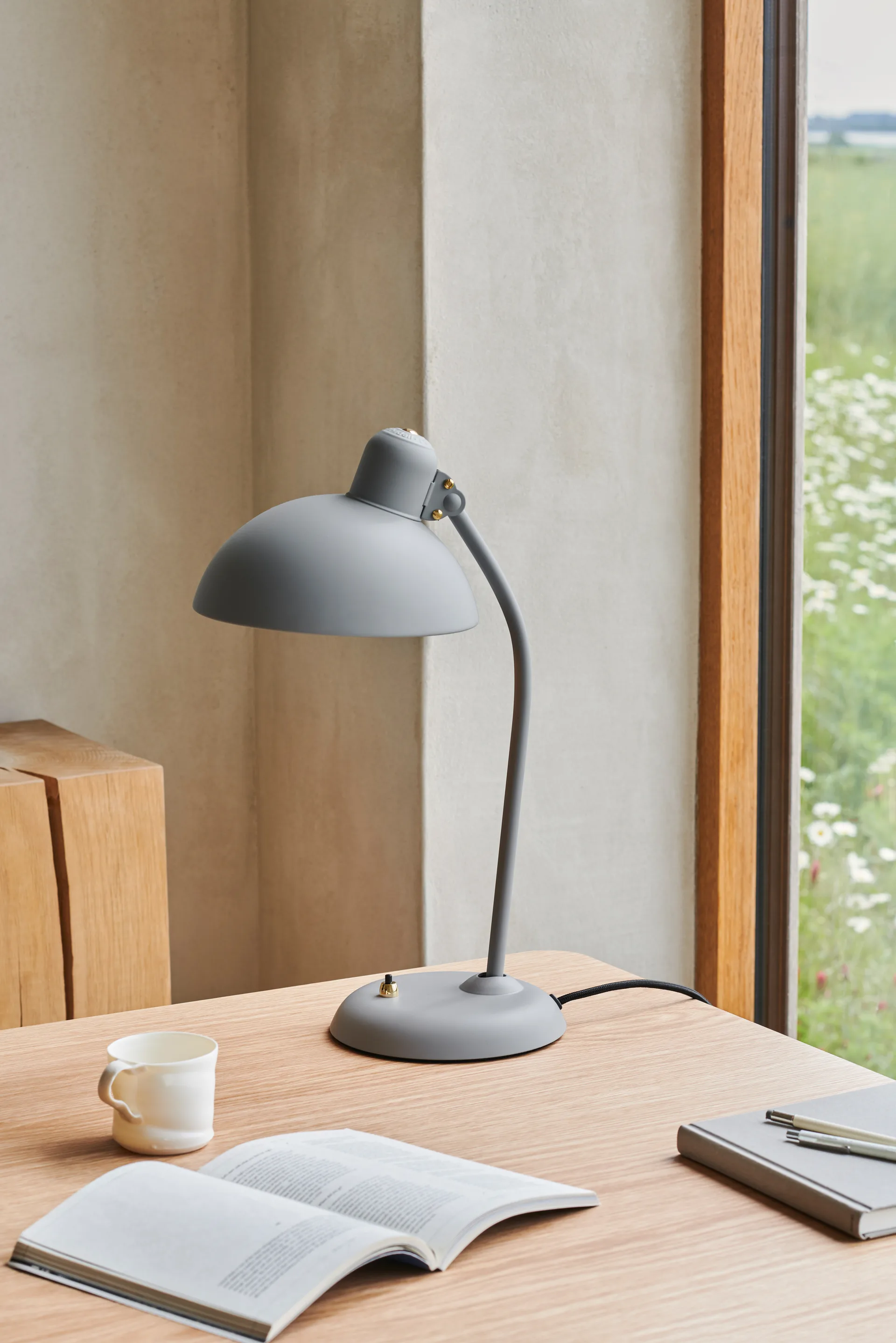 Kaiser Idell 6556-T -pöytävalaisin, Easy Grey Fritz Hansen