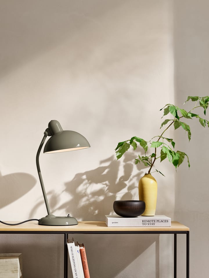 Kaiser Idell 6556-T -pöytävalaisin, Olive green Fritz Hansen