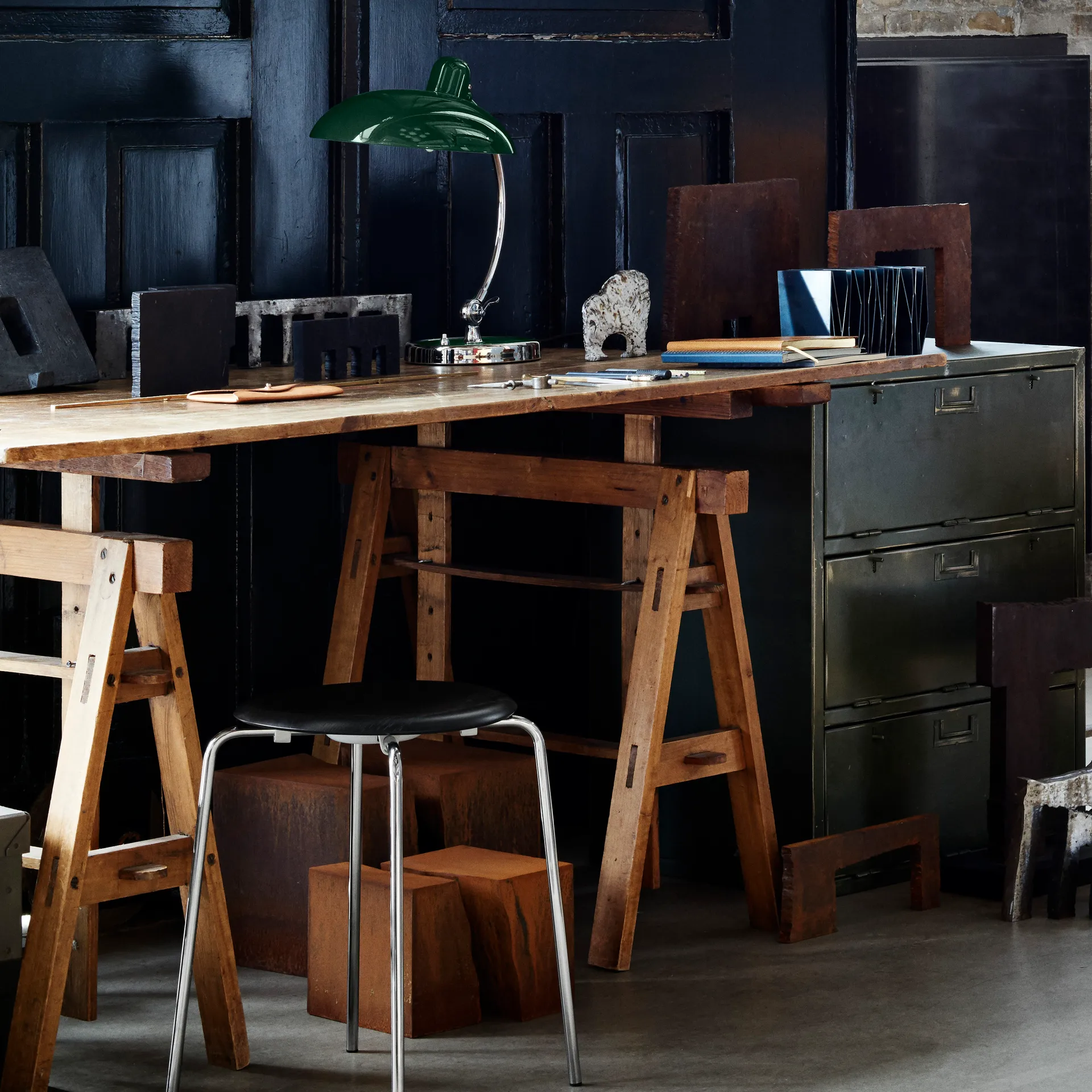 Kaiser Idell 6631-T Luxus -pöytävalaisin, Tummenvihreä Fritz Hansen