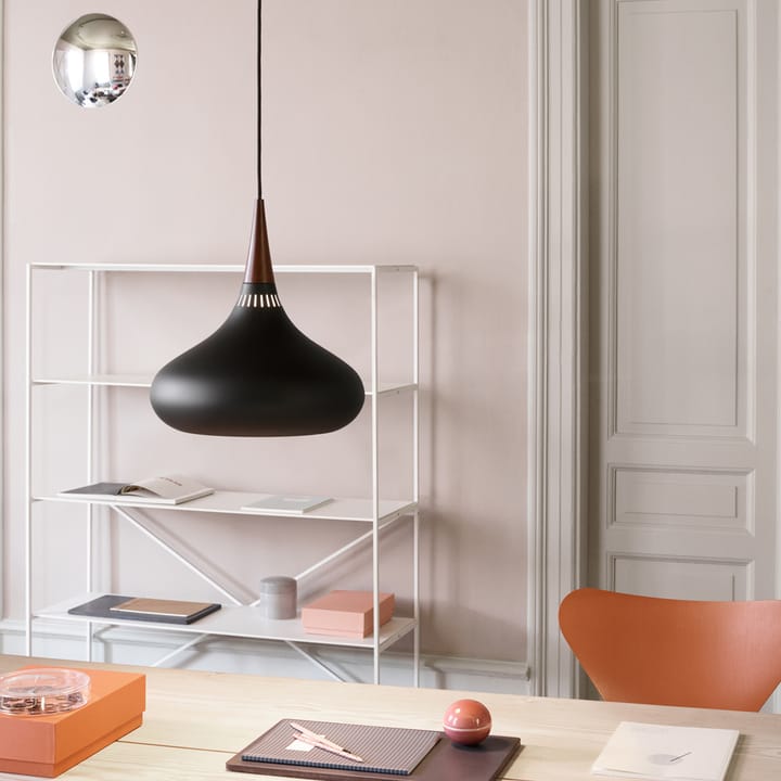 Orient P3 -riippuvalaisin, Musta Fritz Hansen