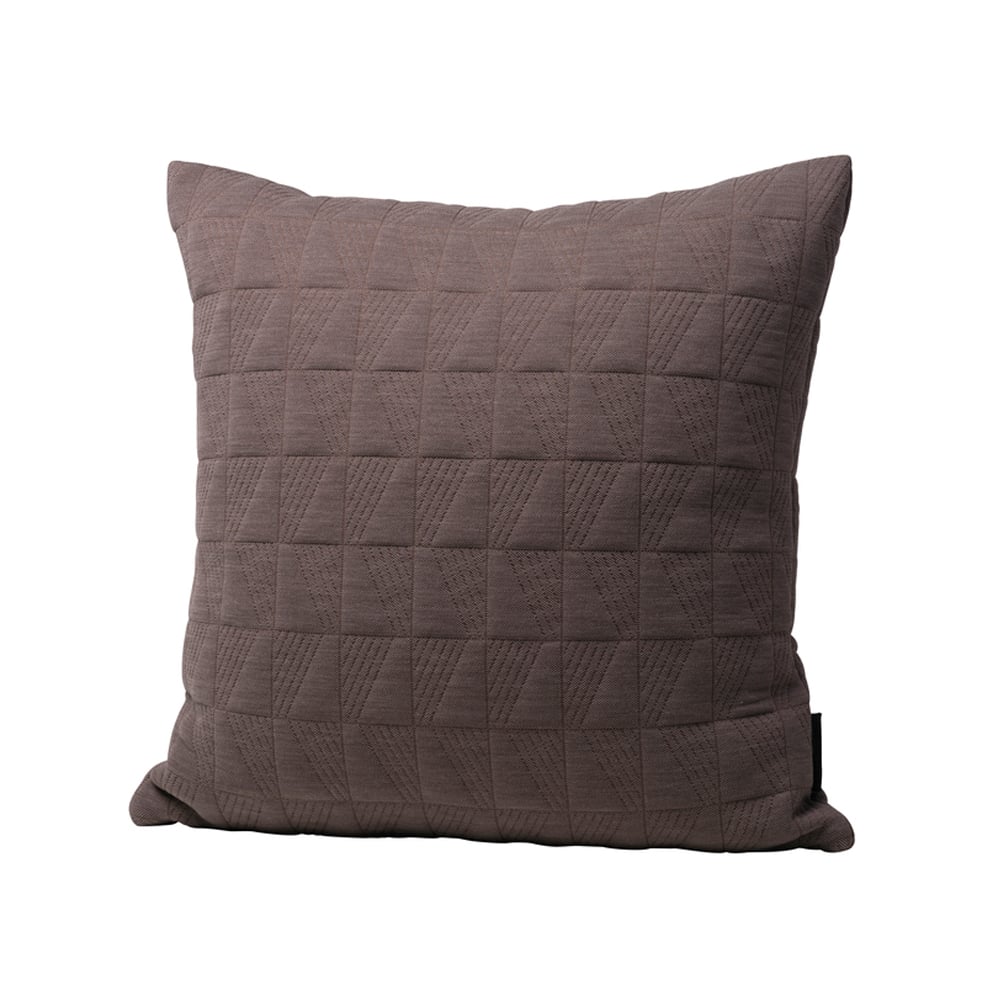 Fritz Hansen Trapez-tyyny 50x50 cm Earth Brown | Skandinaavinen Sisustus | Tyynyt | Ruskea