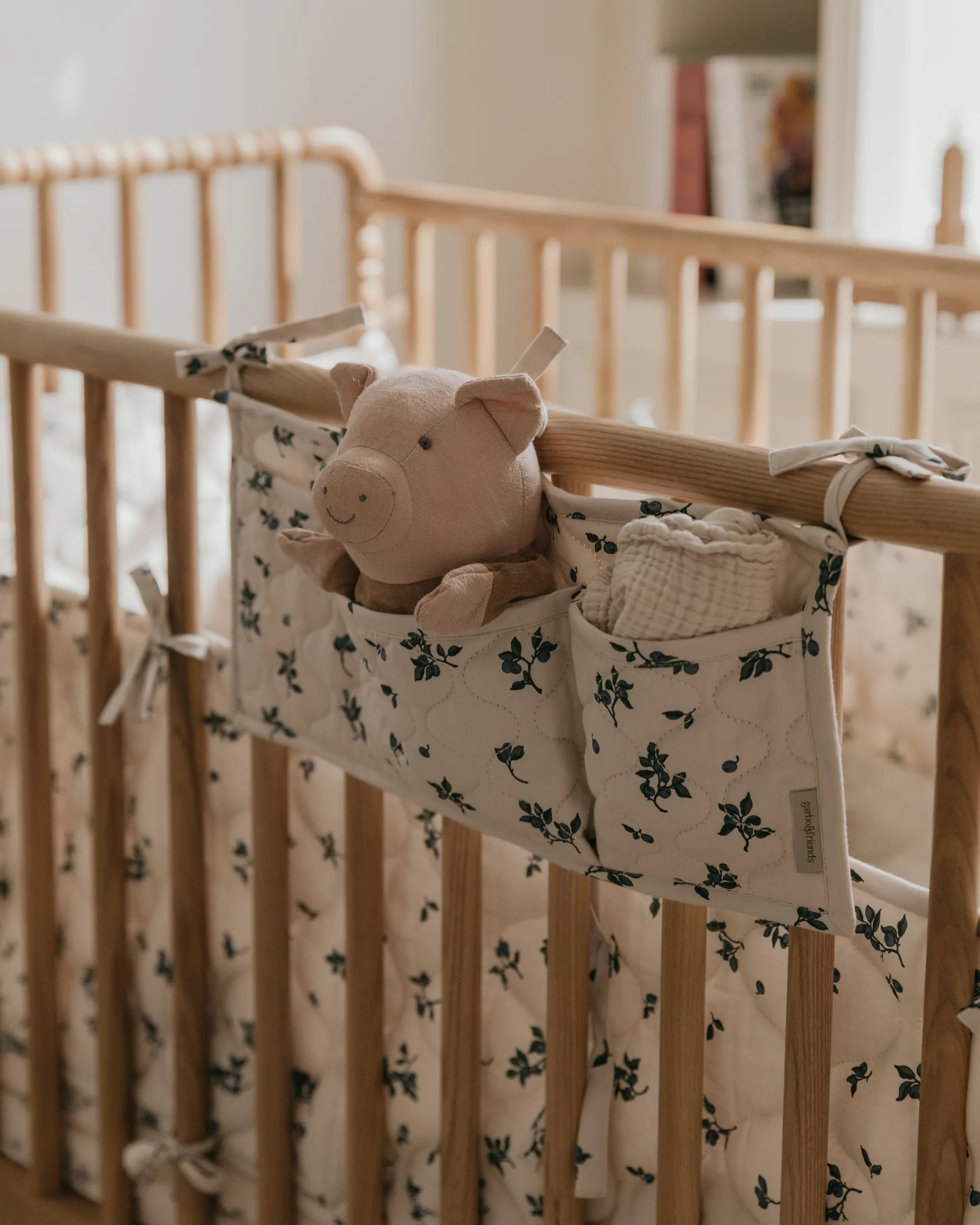 Blueberry satiini tikattu sängyn tasku, 18x43 cm Garbo&Friends