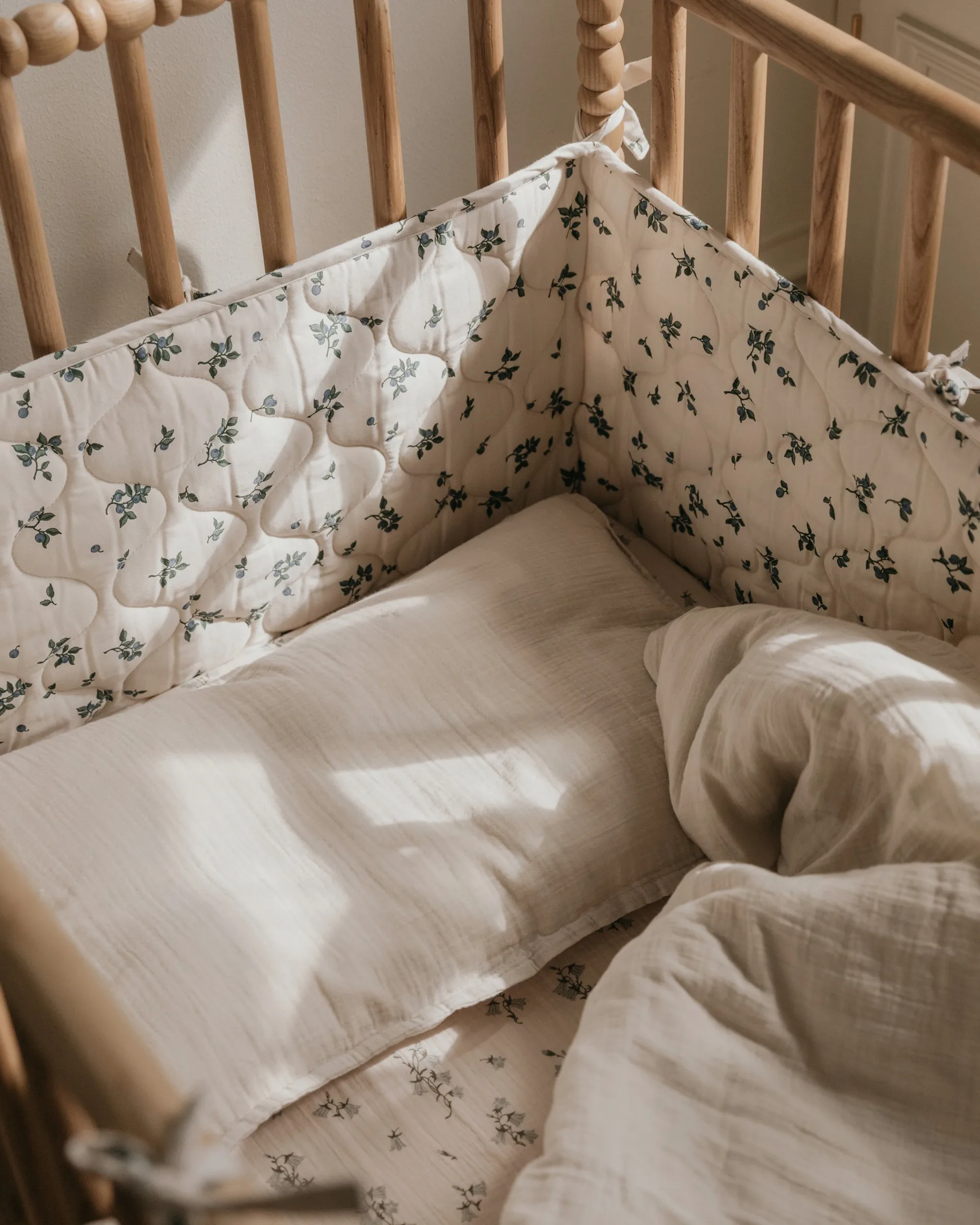 Blueberry satiinipäällysteinen tikattu pinnasängyn reunapehmuste, 30x360 cm Garbo&Friends