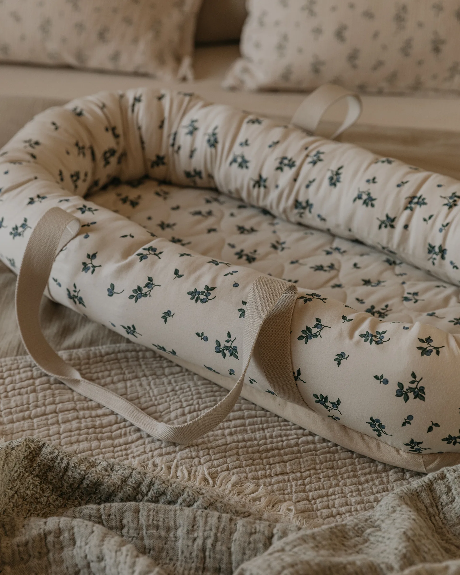 Blueberrysatiini tikattu babynest, 43x87x16 cm Garbo&Friends