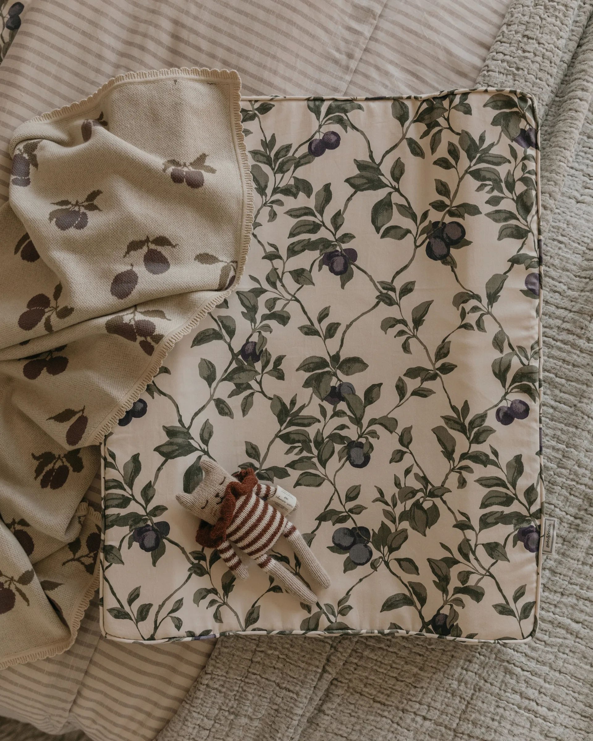 Luumu satiini hoitoalusta, 50x65x9 cm Garbo&Friends