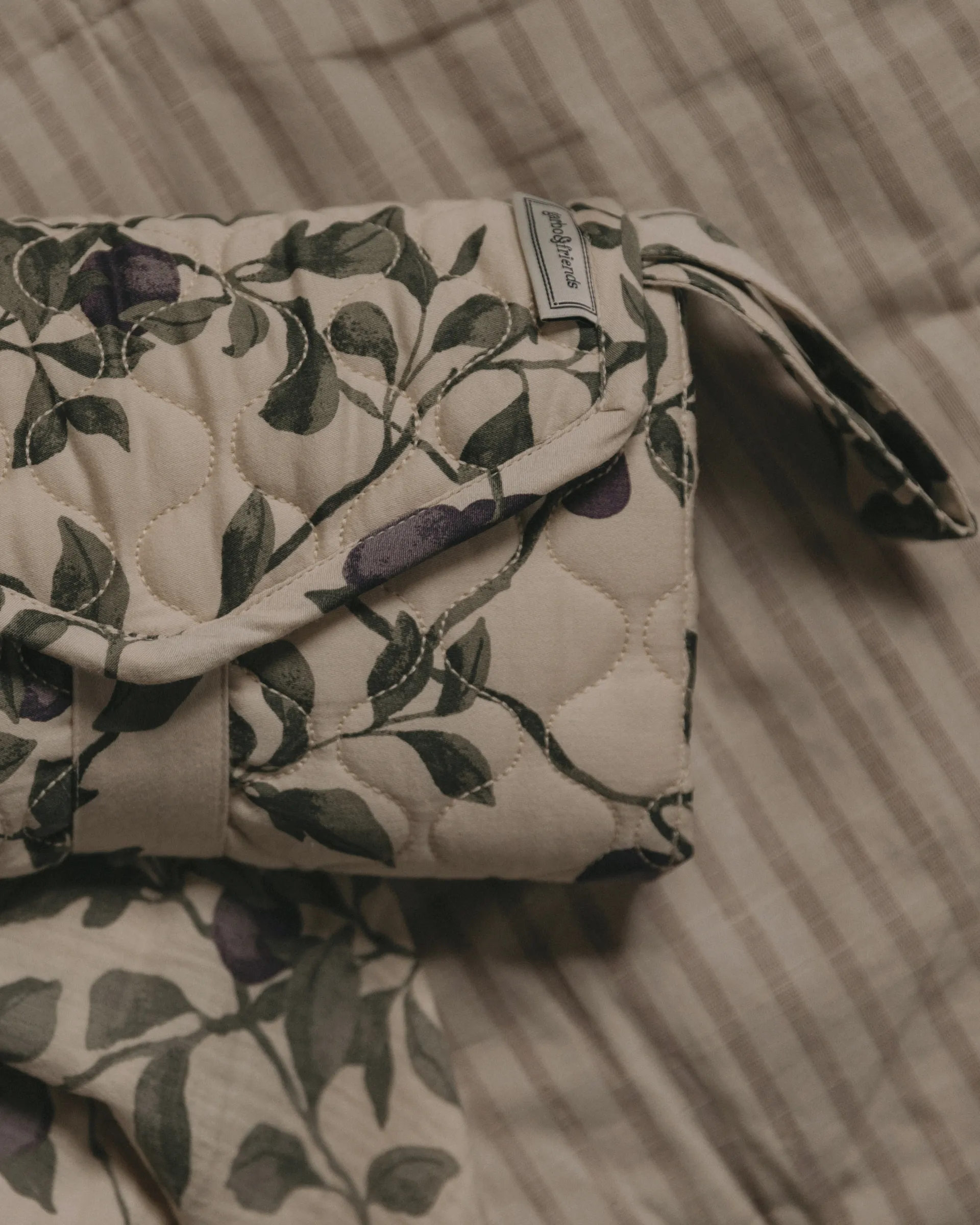 Plum satin tikattu change to go, kannettava hoitoalusta, 46x80 cm Garbo&Friends