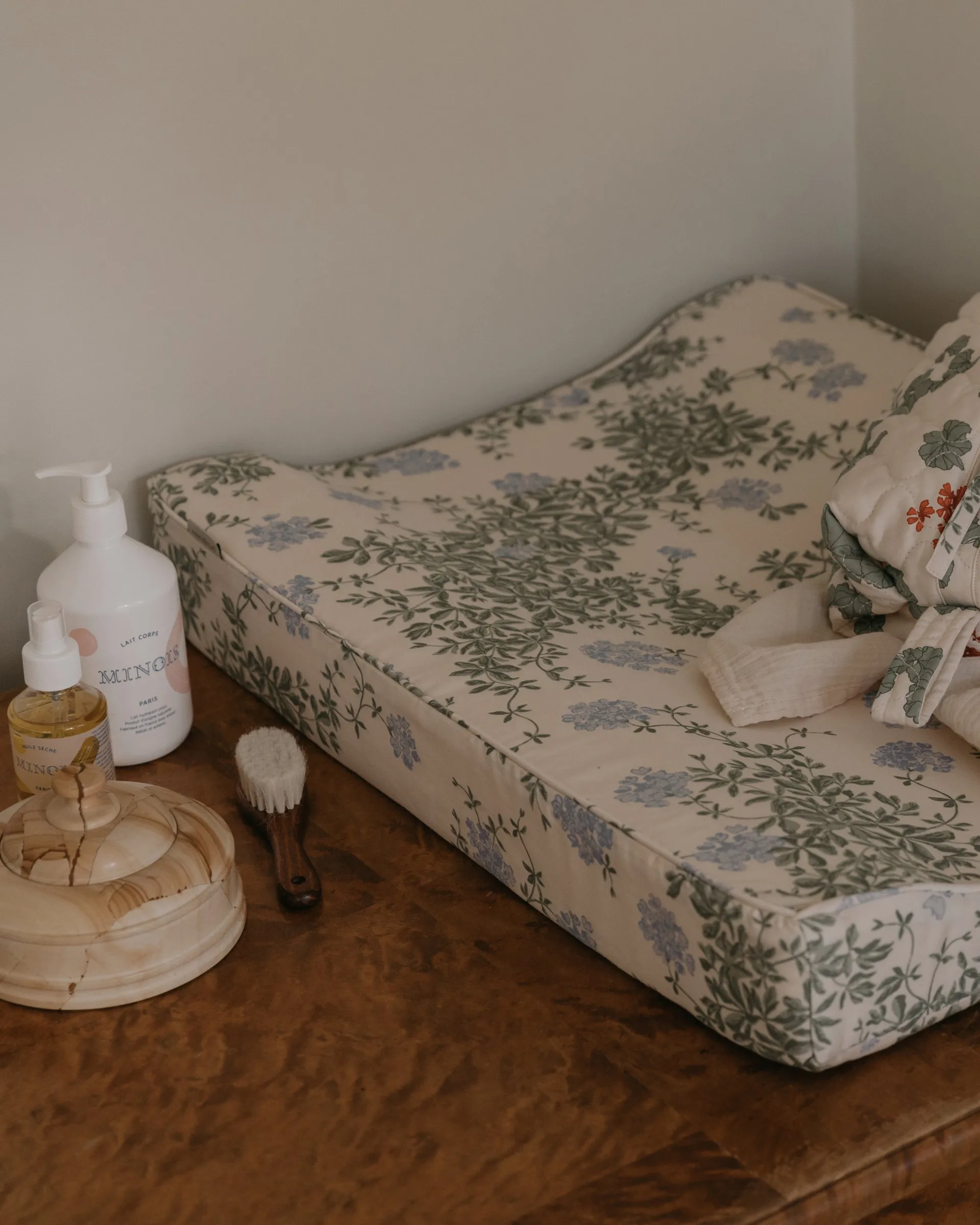 Plumbago satiininen tikattu hoitoalusta, 50x65x9 cm Garbo&Friends