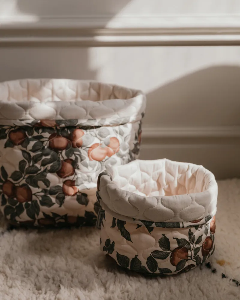 Pomme satiinipehmustettu kori, 2 osaa, 20xØ20 cm + 30xØ30 cm Garbo&Friends