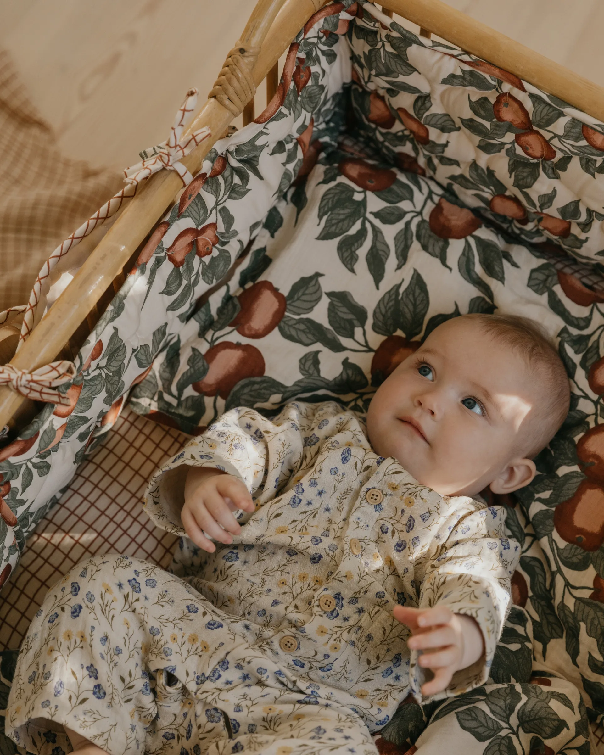 Pomme Satin Quilted pinnasängyn reunapehmuste, 360x30x0,5 cm Garbo&Friends