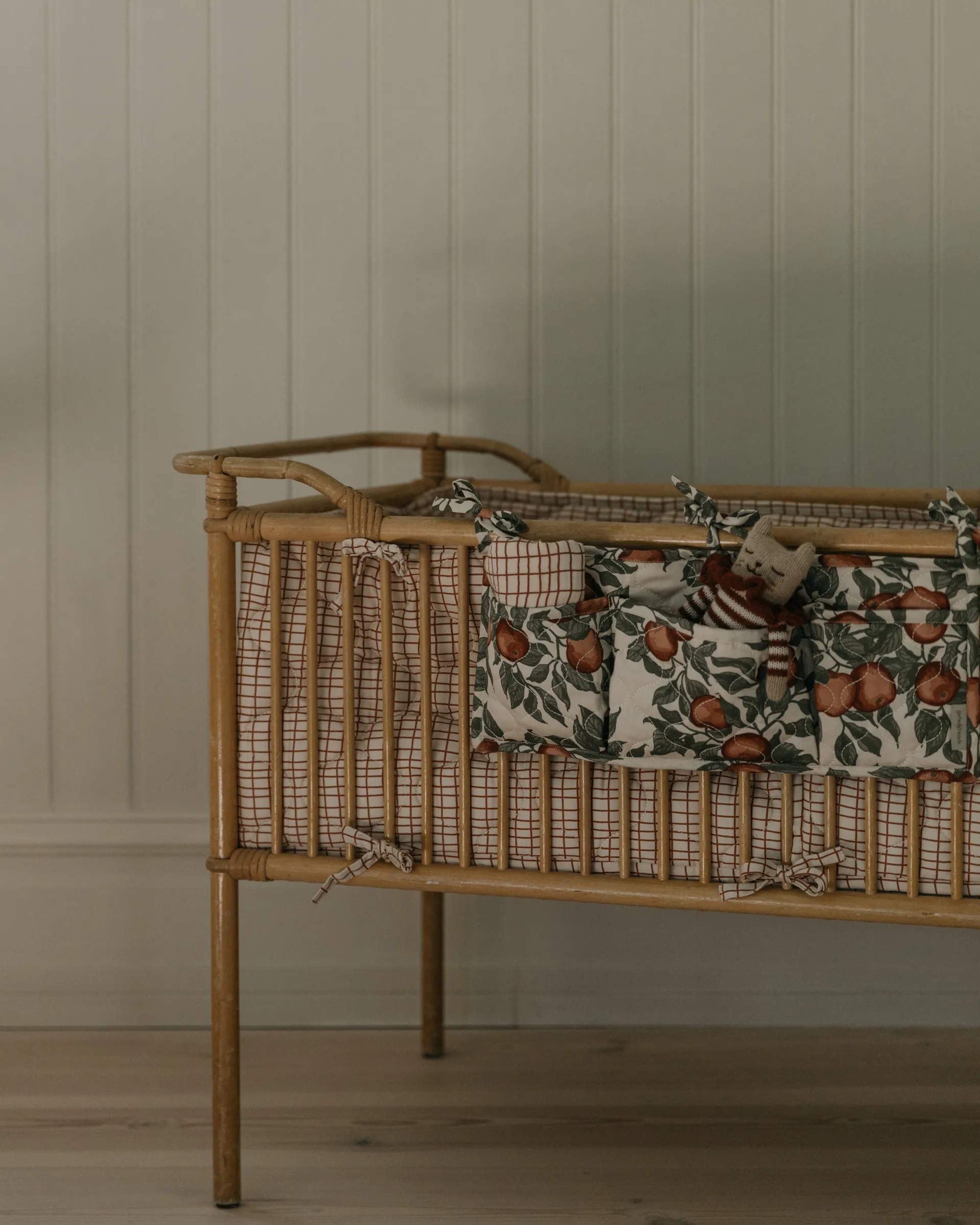 Pomme Satin Quilted sängyn tasku, 43x18 cm Garbo&Friends