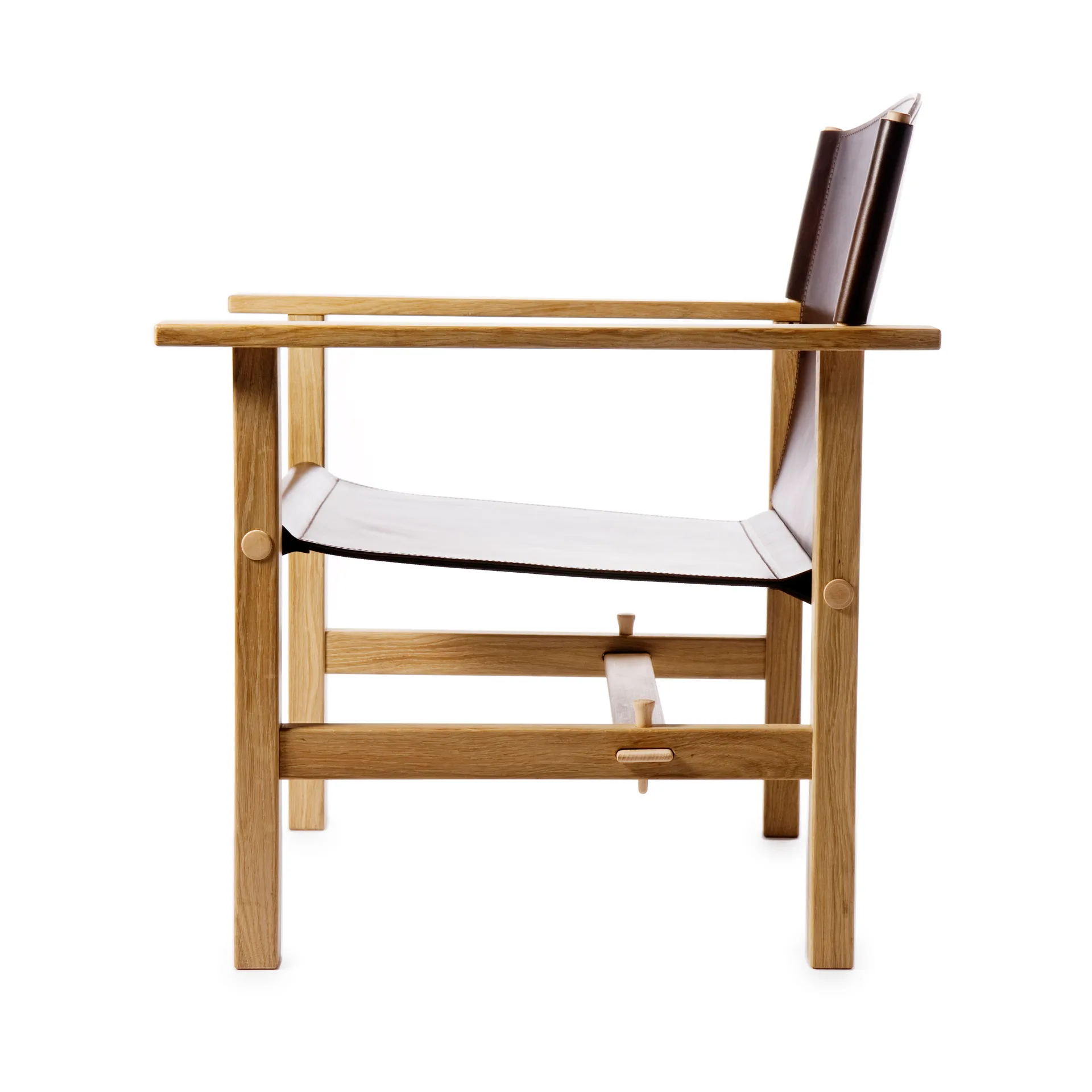 Ferdinand nojatuoli, Tammi-käsittelemätön-Tärnsjö nahka tummanruskea Gärsnäs