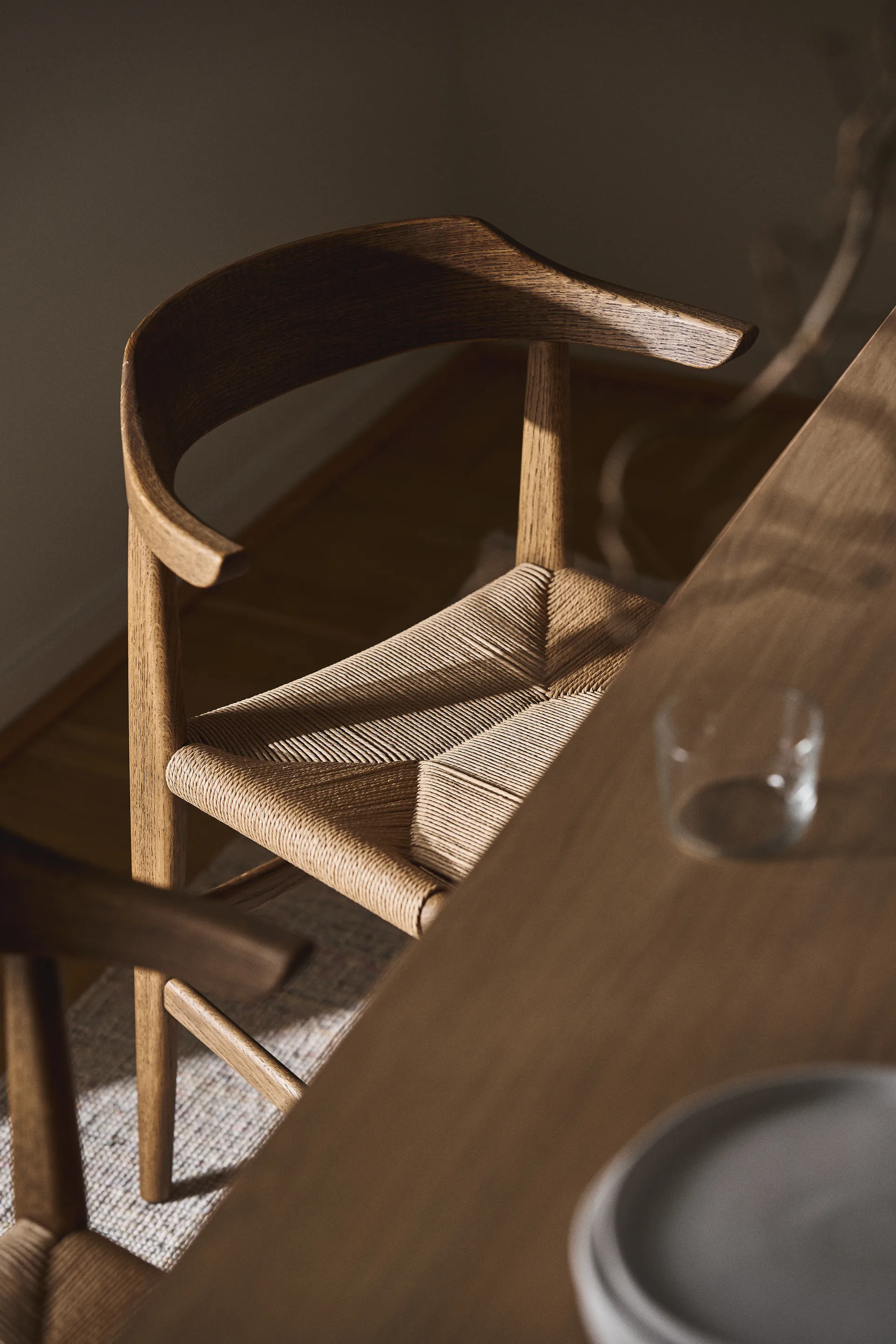 Hedda käsinojatuoli, Tammi-black-paperinaru luonto Gärsnäs