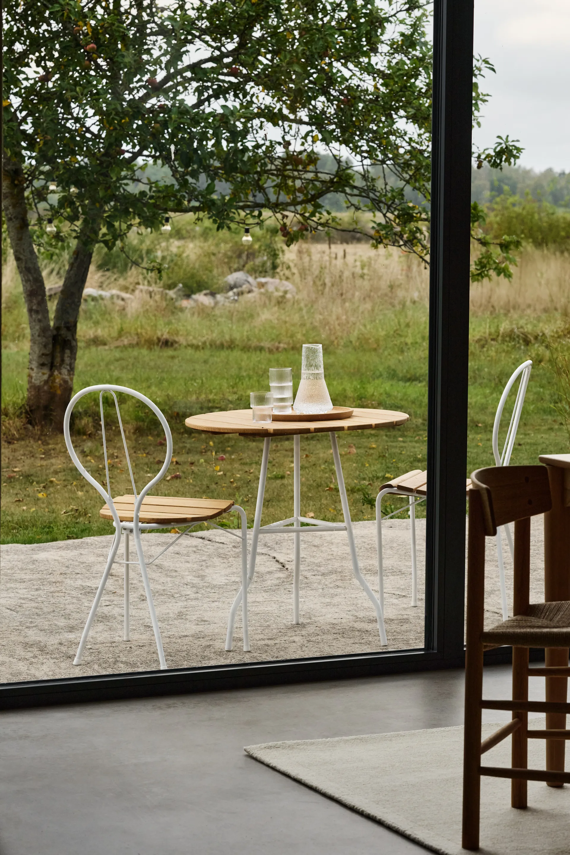 Pia pöytä Ø70 cm, Valkolakattu teräsrunko-öljytty tammi Gärsnäs