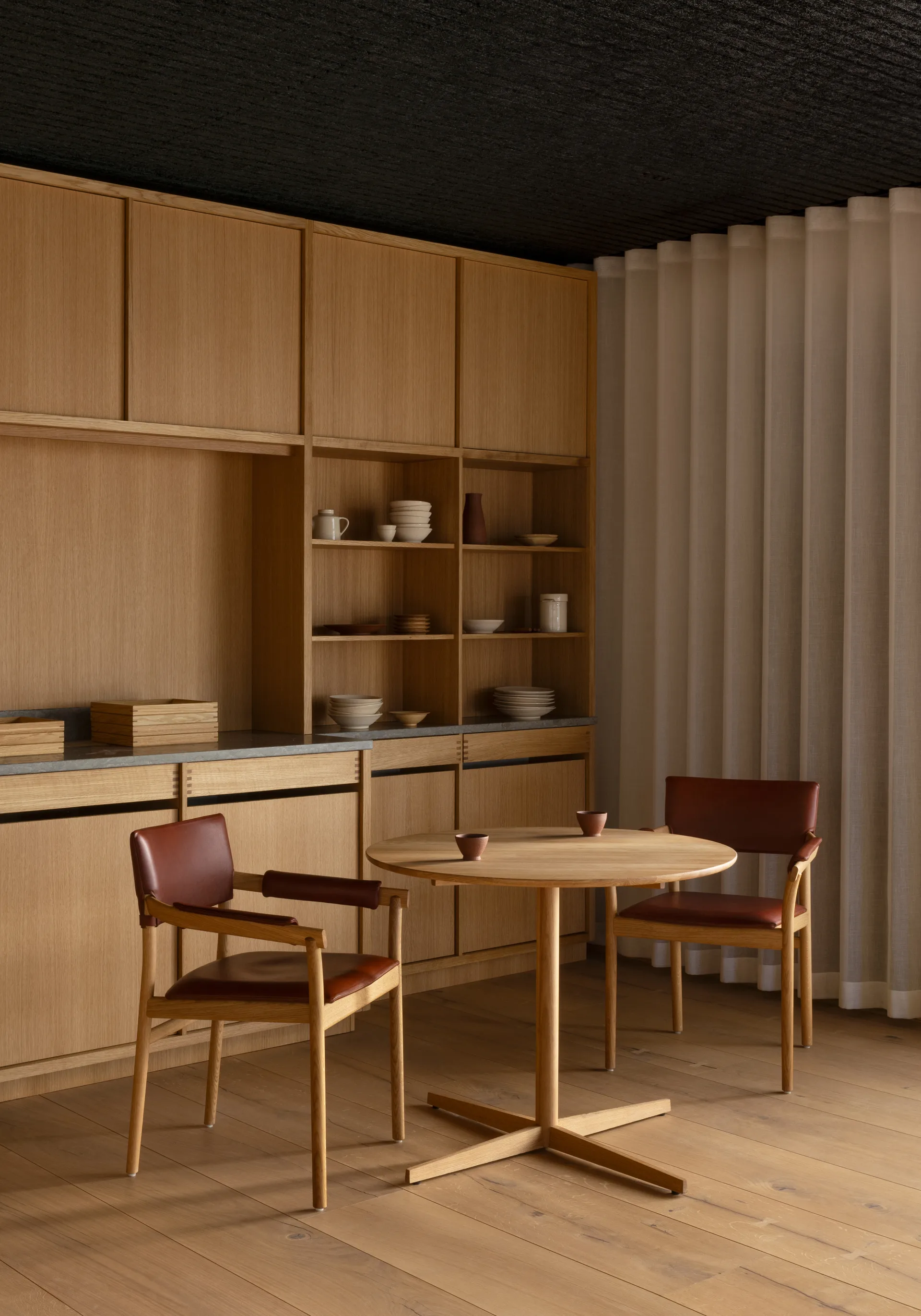 Vyn käsinojallinen tuoli verhoiltu istuinosa, Monocoat natural-Elmosoft 43283 Gärsnäs