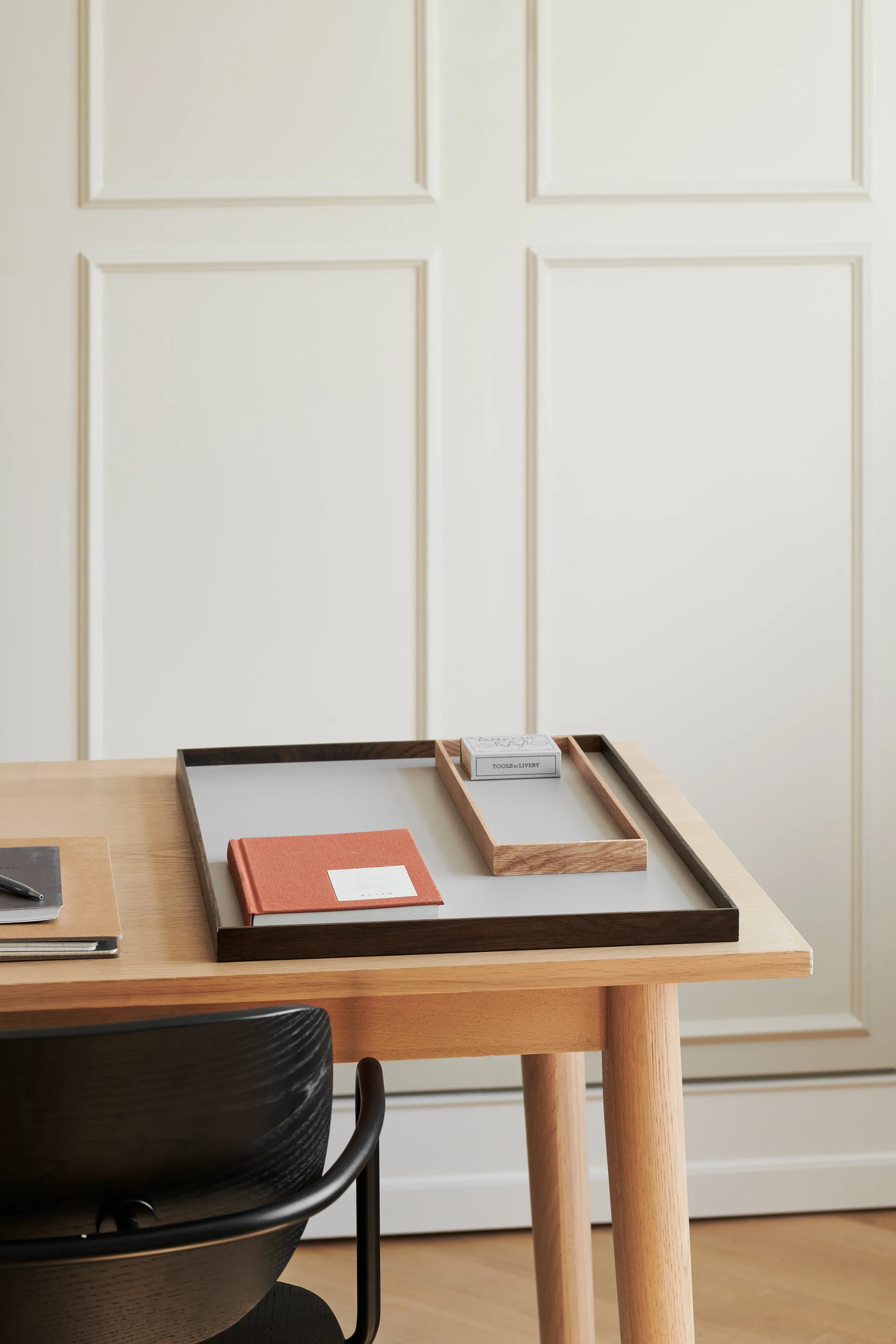 Frame tarjotin large 35,5x50,6 cm, Savutammi-harmaa Gejst