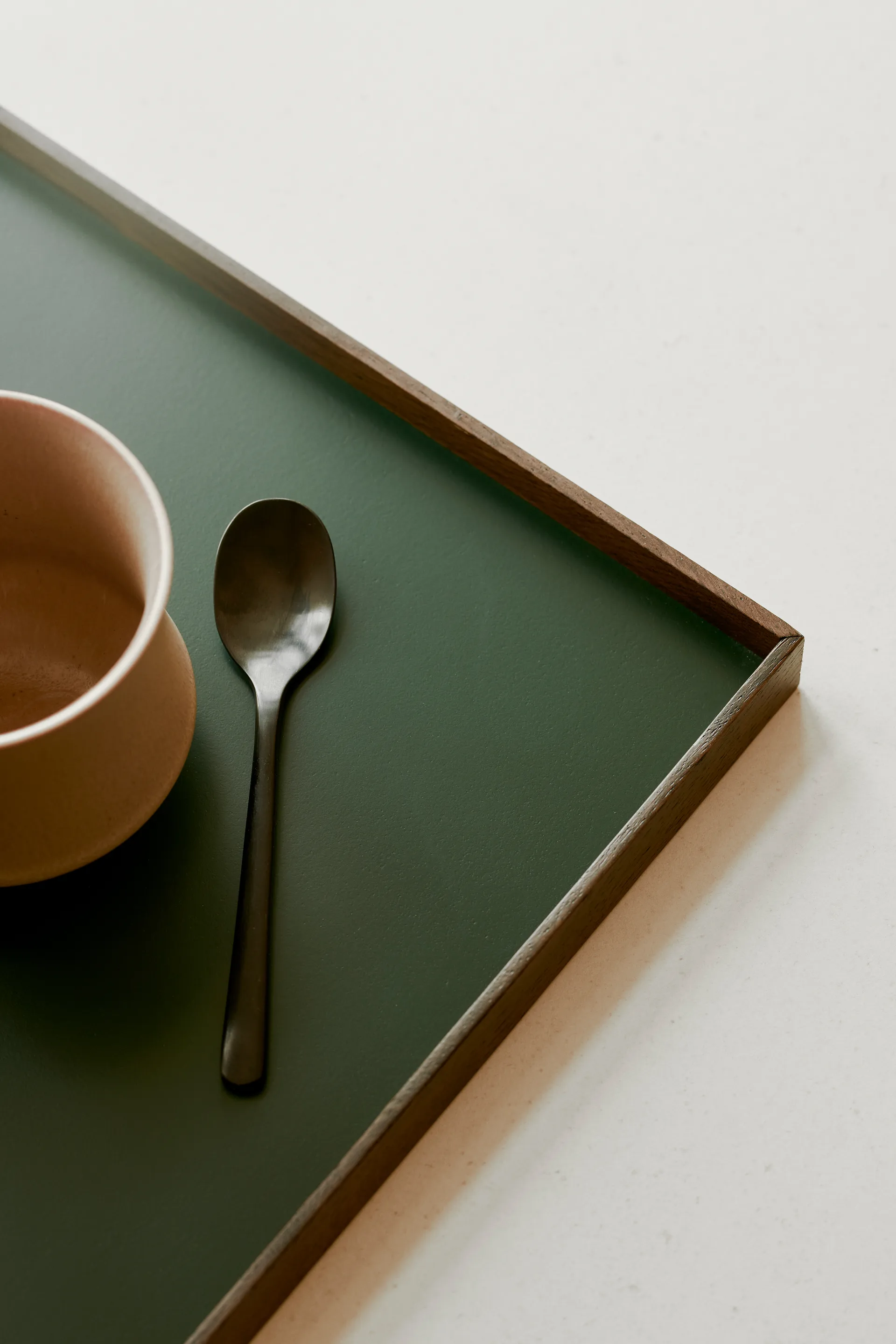 Frame tarjotin large 35,5x50,6 cm, Savutammi-vihreä Gejst