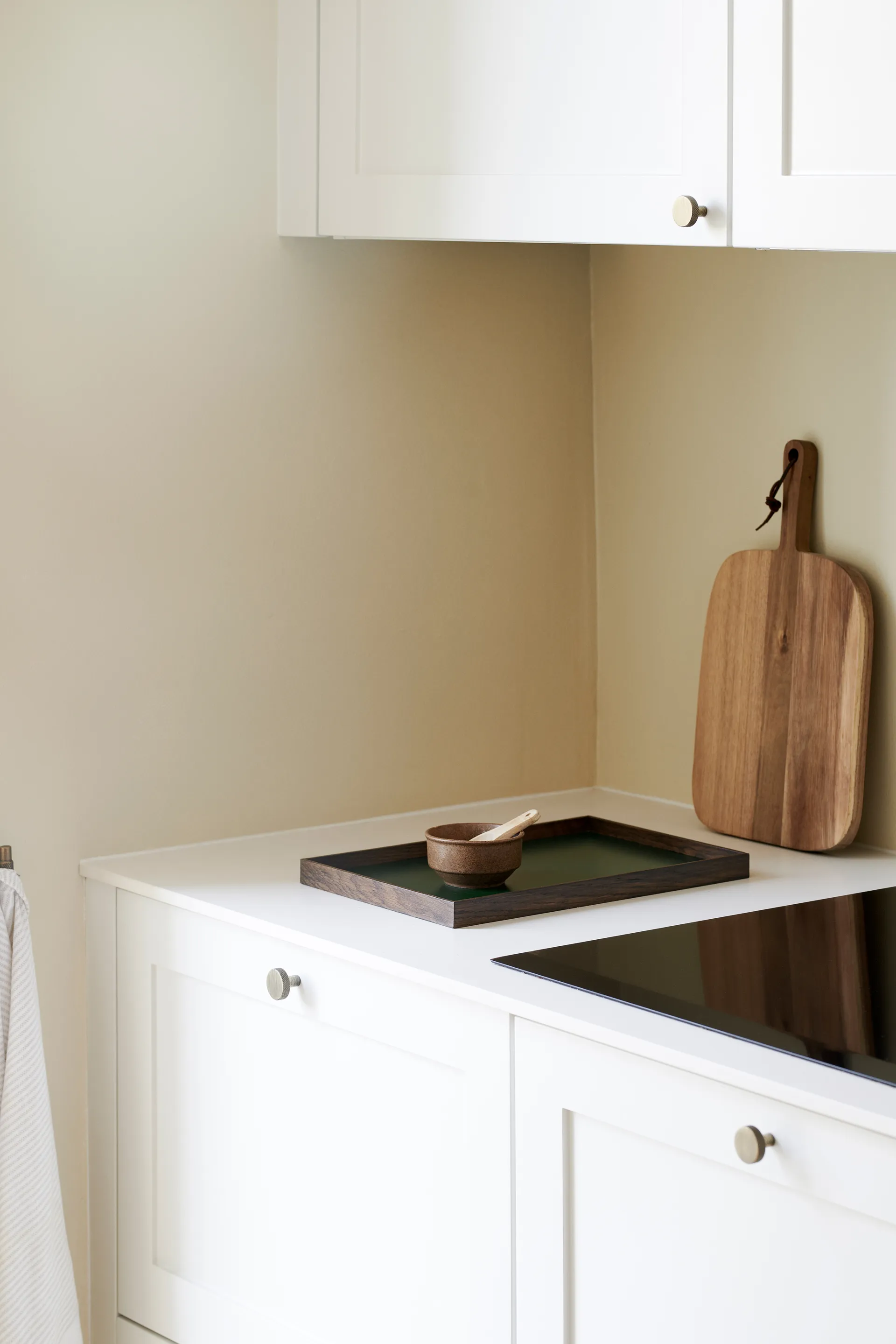 Frame tarjotin medium 23x34 cm, Savutammi-vihreä Gejst