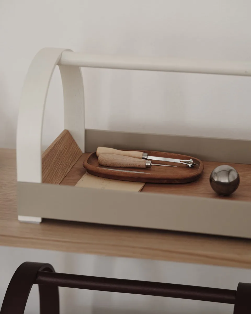 Kydo tarjotin kahvoilla 40,5×27×23,5 cm, Tammi-beige white Gejst