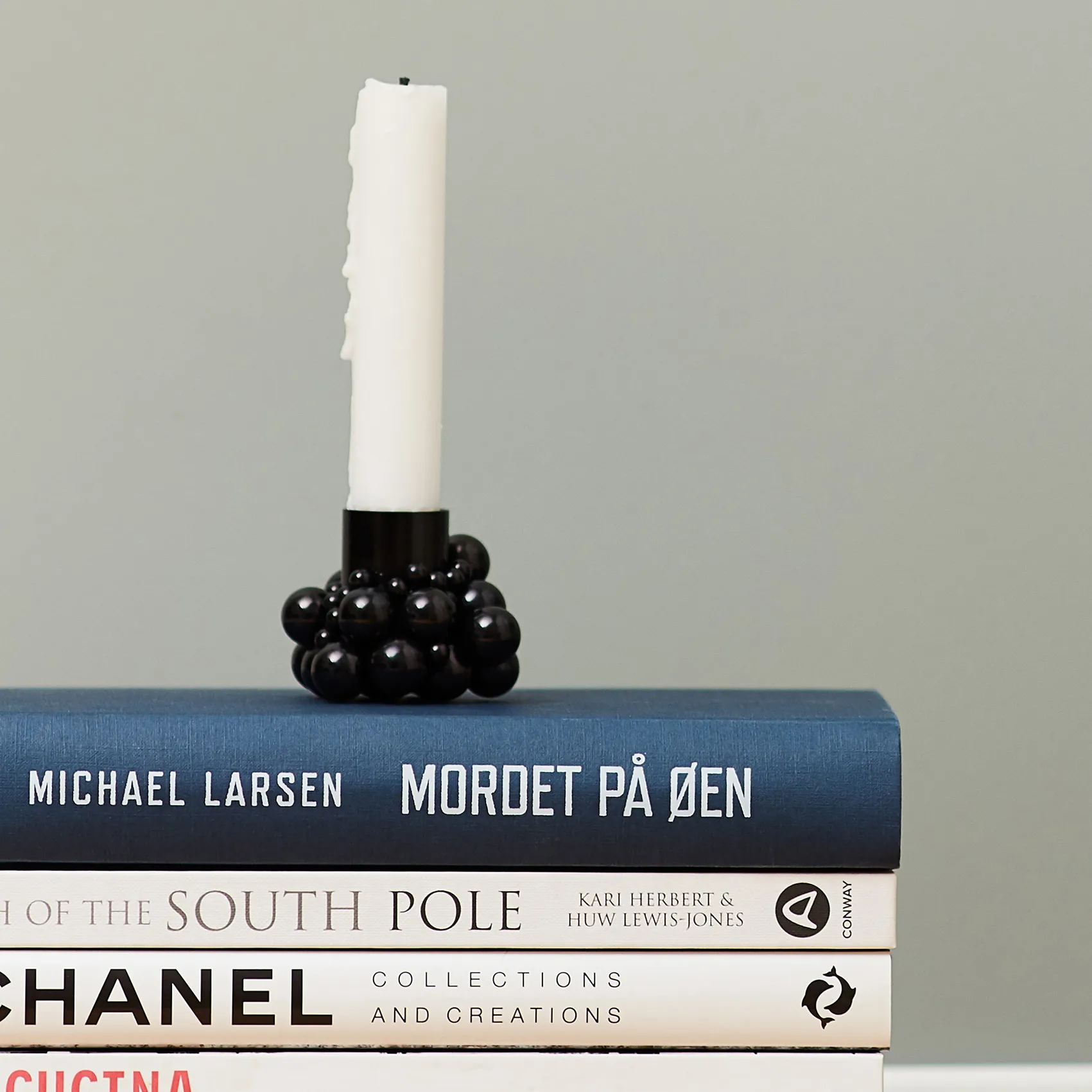 Molekyl kynttilänjalka 1, Musta Gejst