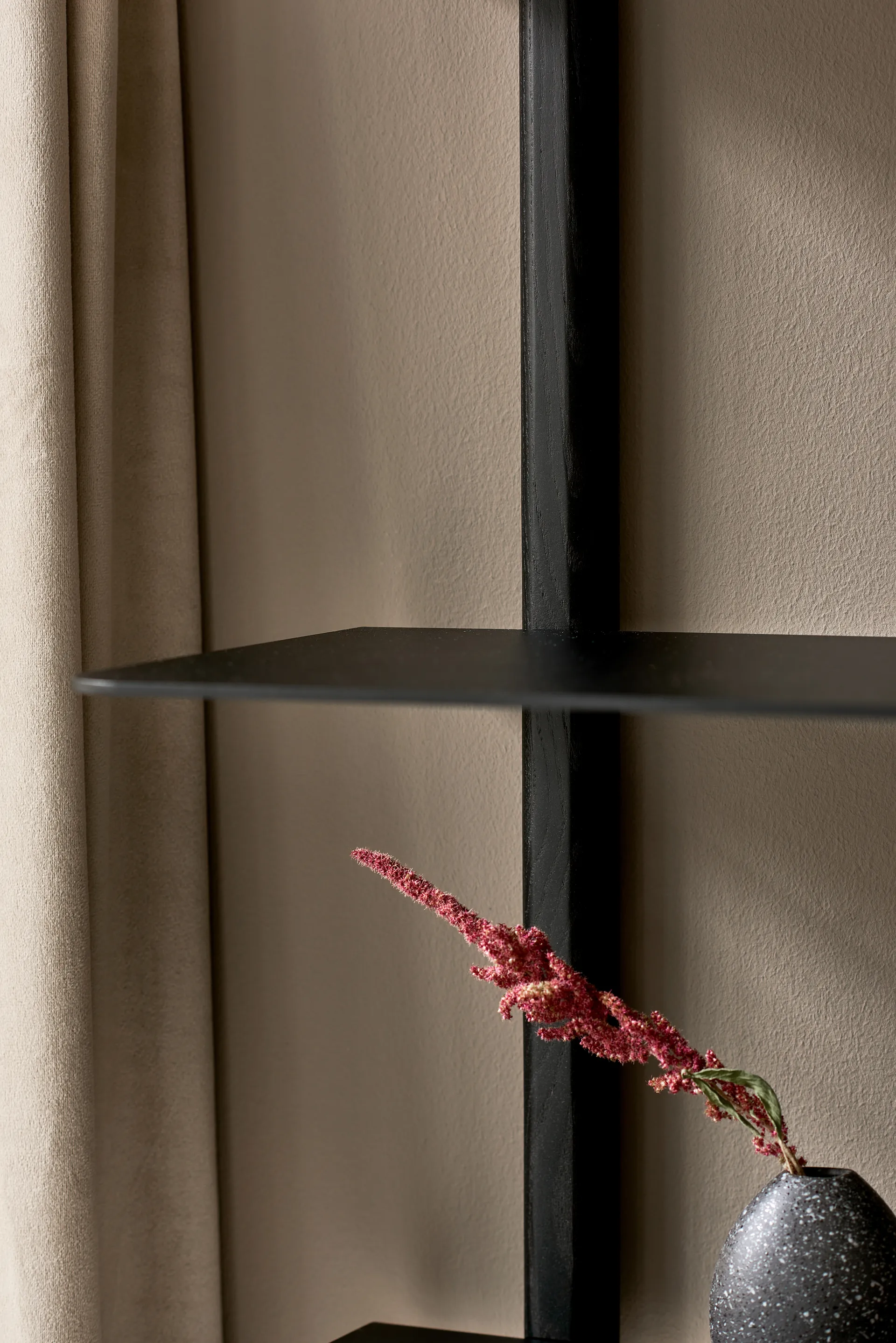 Nivo hylly A large, Mustaksi petsattu saarni-musta Gejst