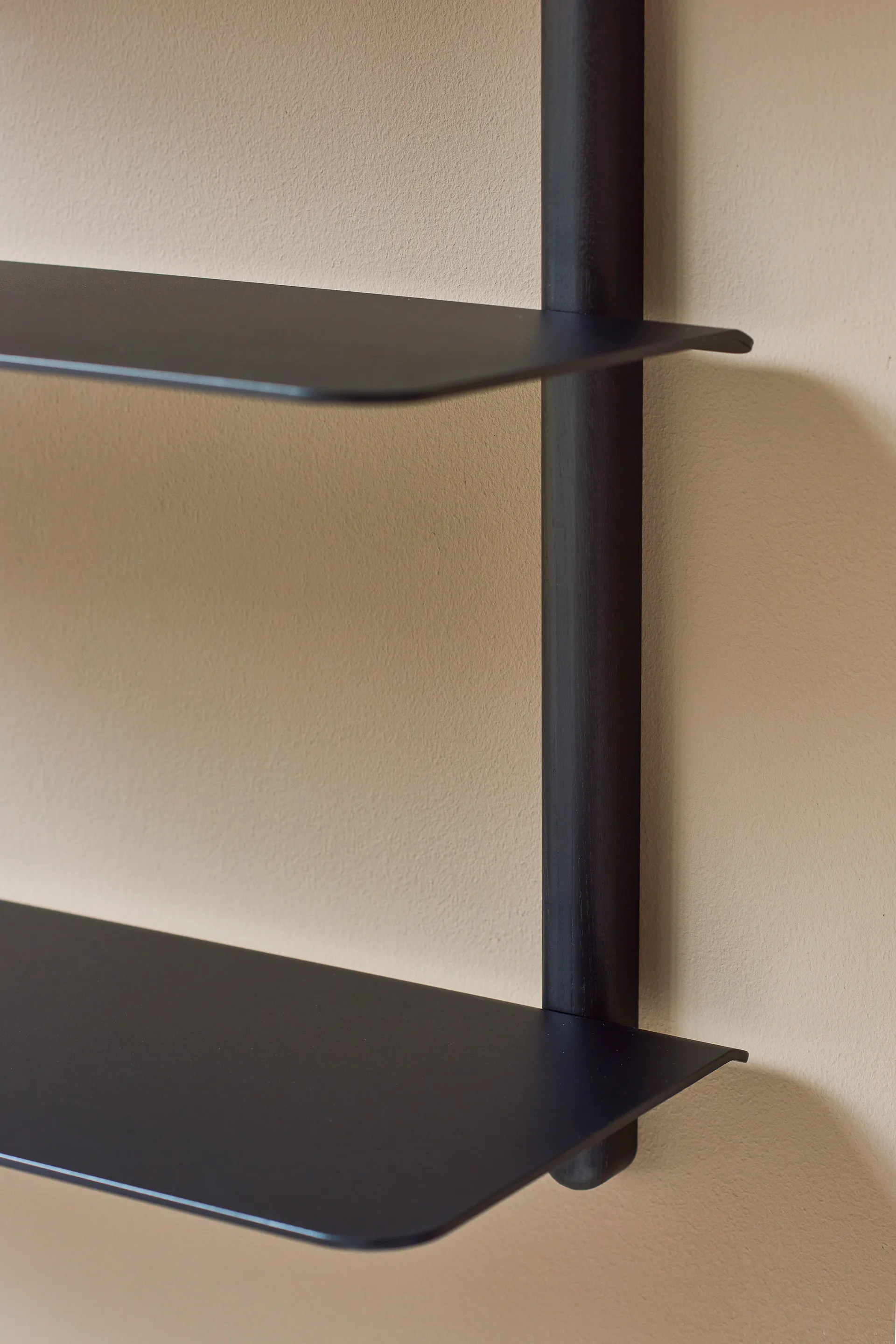 Nivo hylly A large, Mustaksi petsattu saarni-musta Gejst