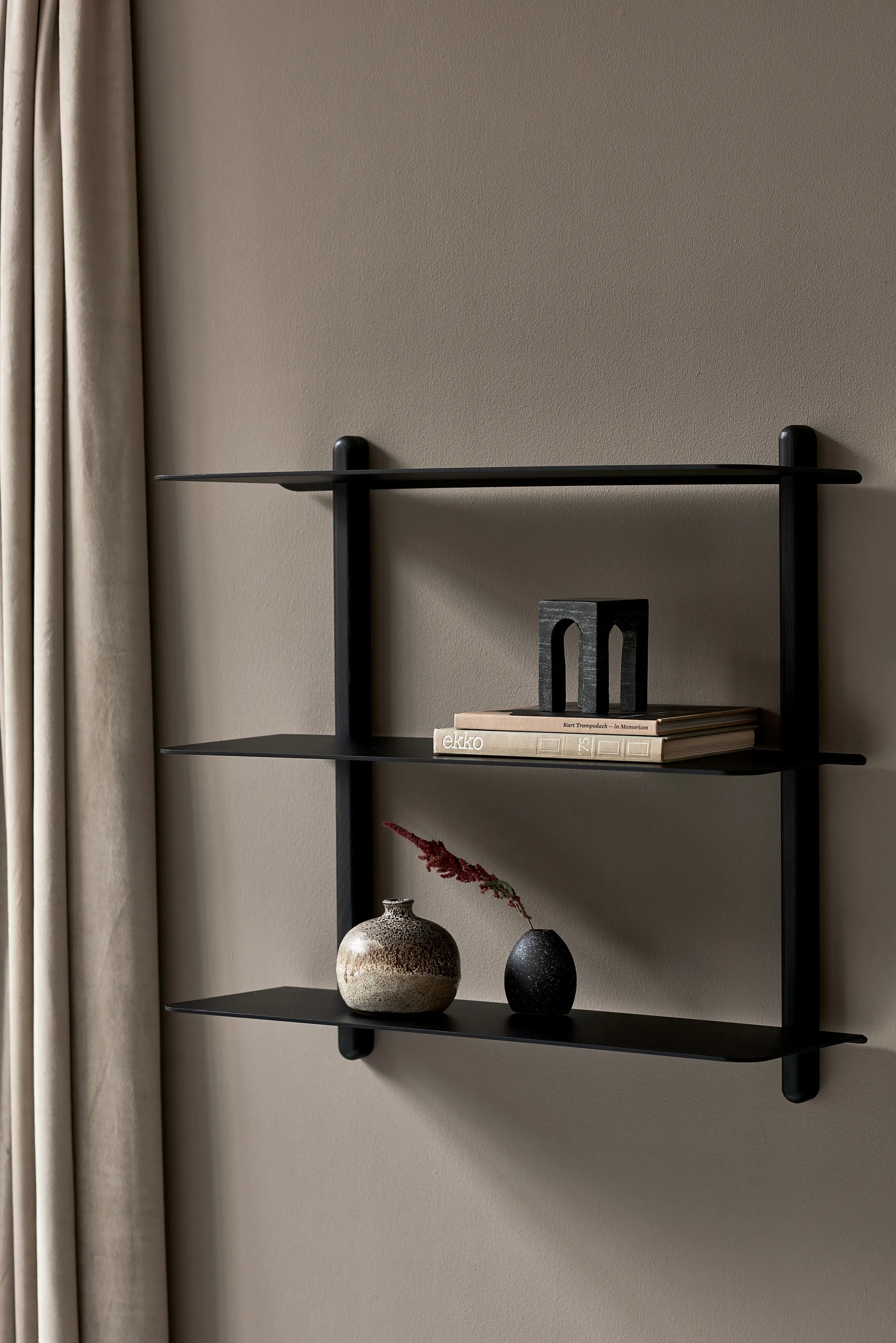 Nivo hylly A large, Mustaksi petsattu saarni-musta Gejst