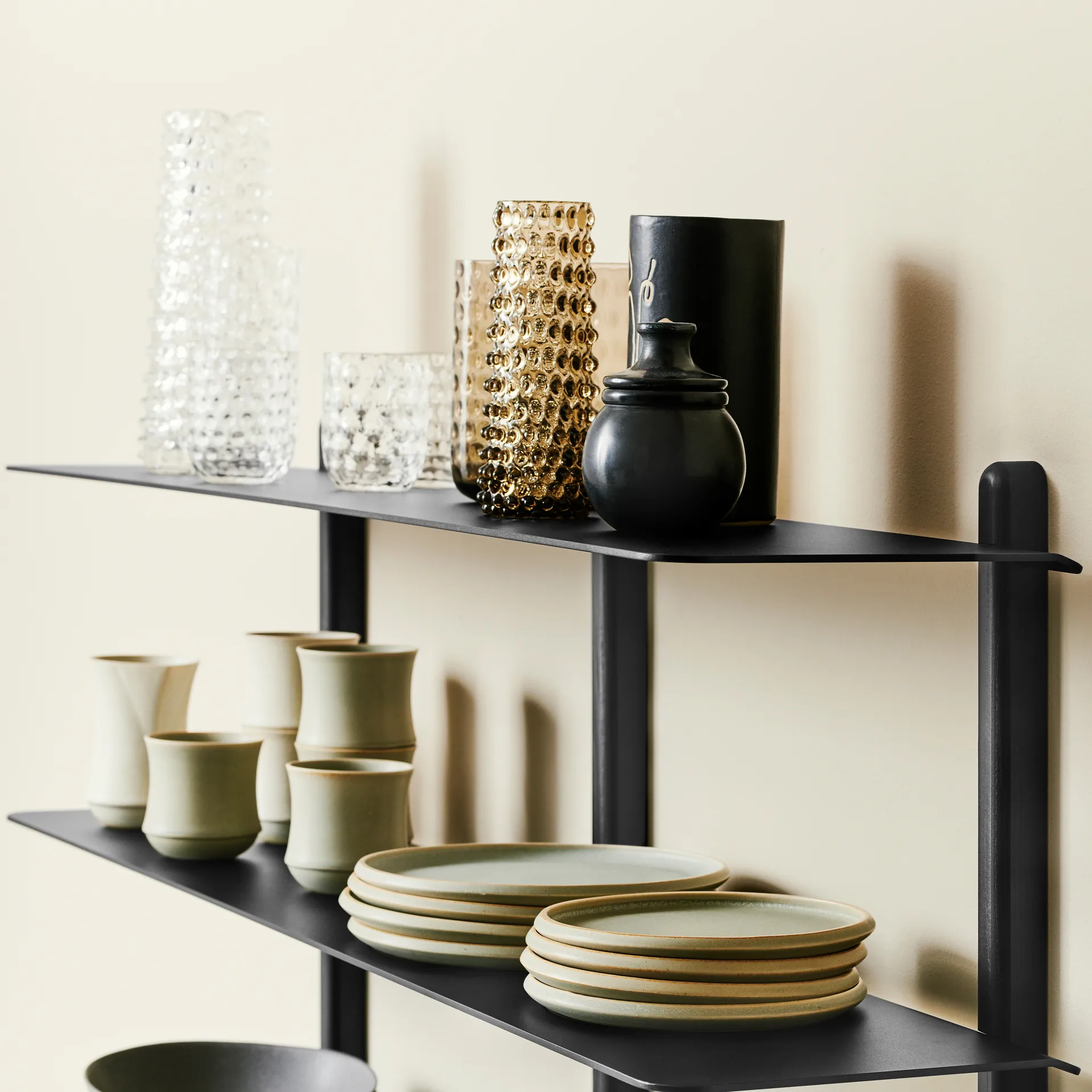 Nivo hylly D large, Mustaksi petsattu saarni-musta Gejst