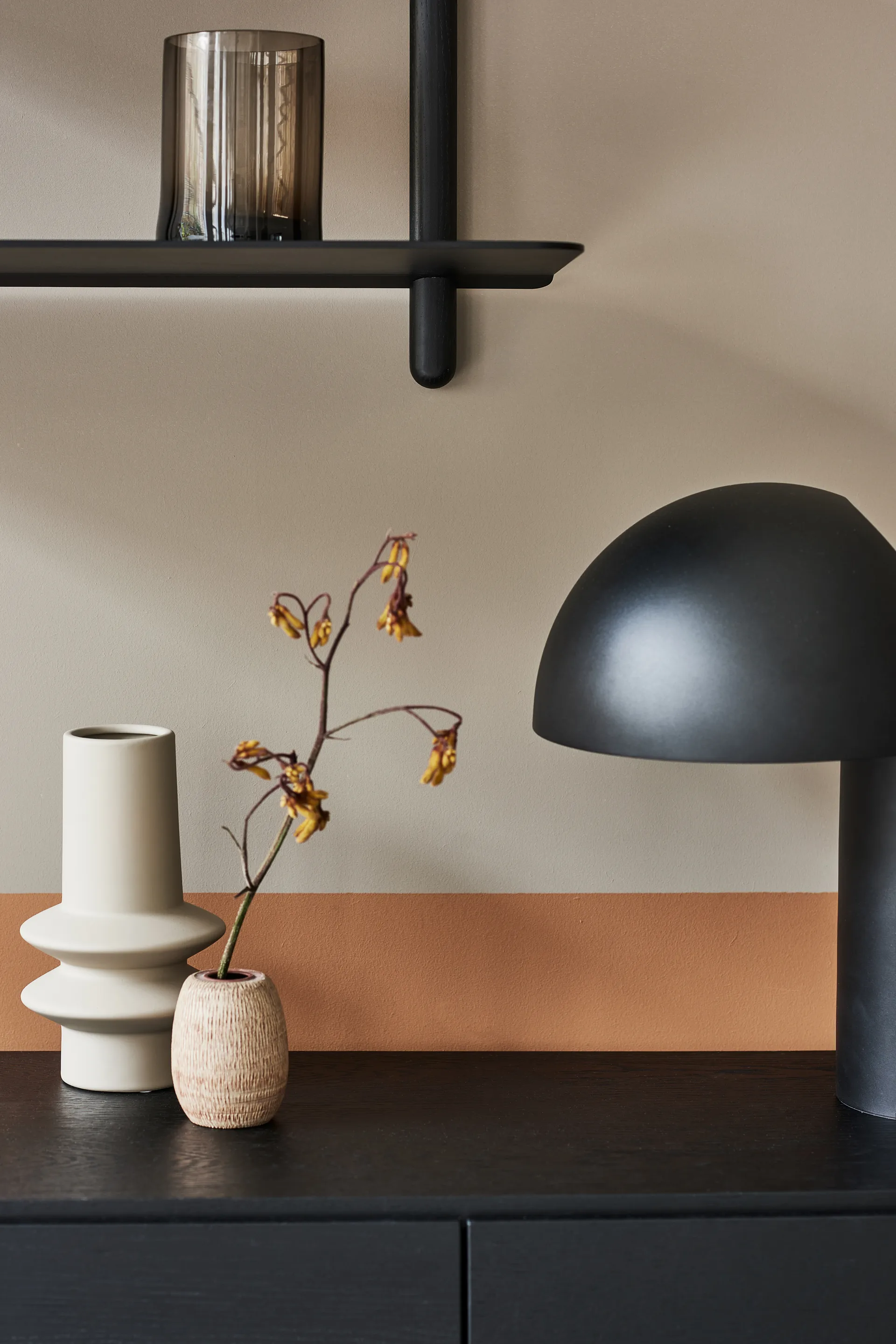 Nivo hylly F large, Mustaksi petsattu saarni-musta Gejst