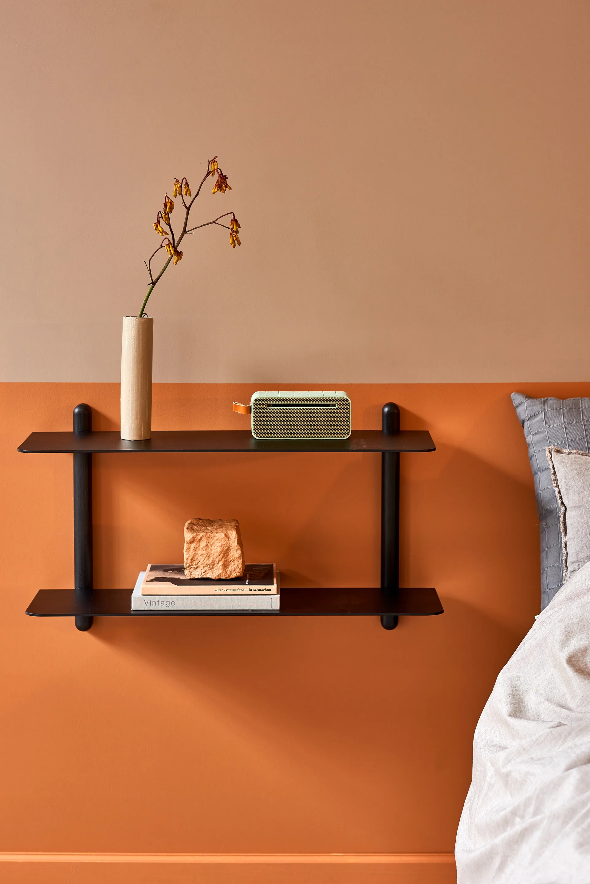 Nivo hylly F large, Mustaksi petsattu saarni-musta Gejst