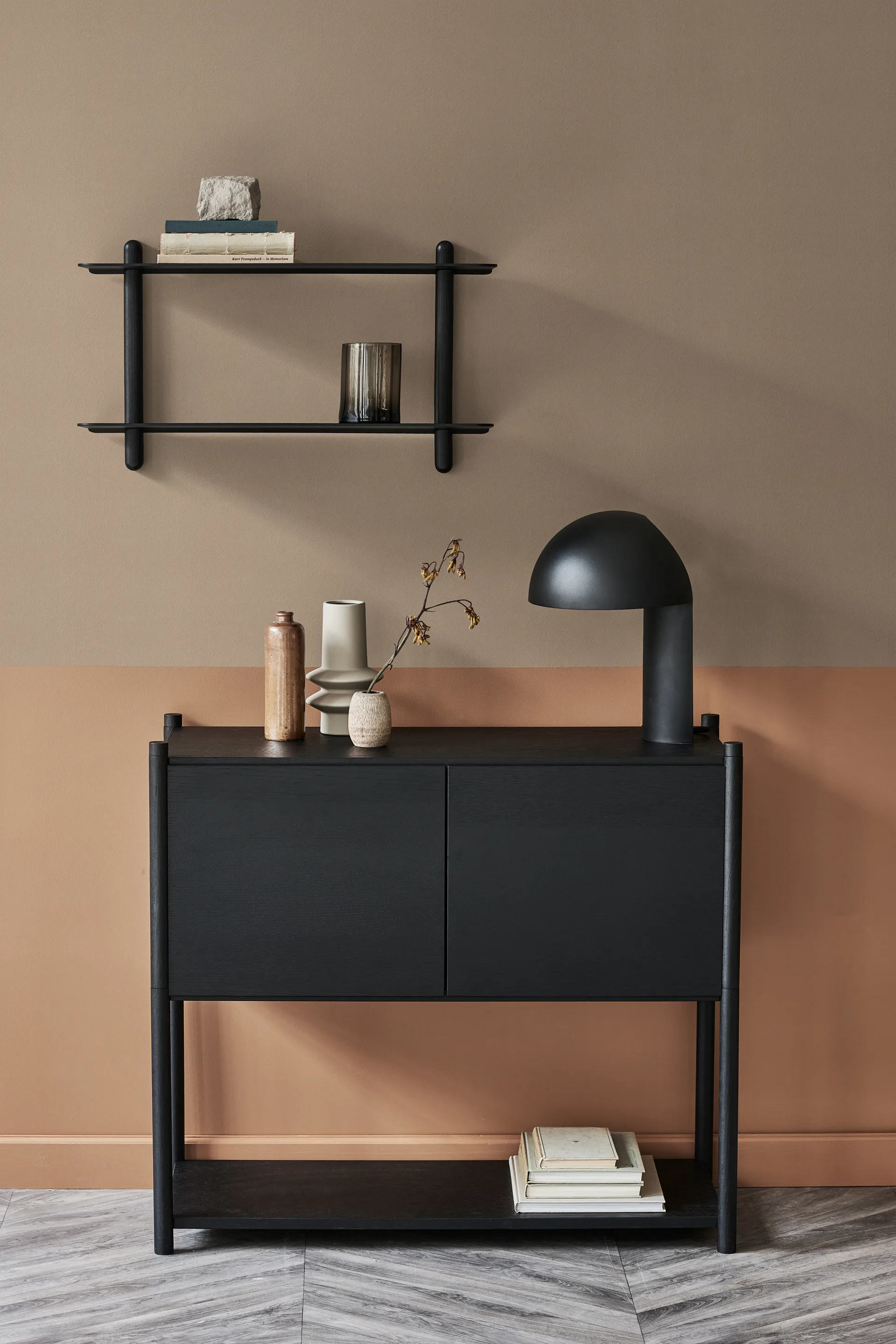 Nivo hylly F large, Mustaksi petsattu saarni-musta Gejst