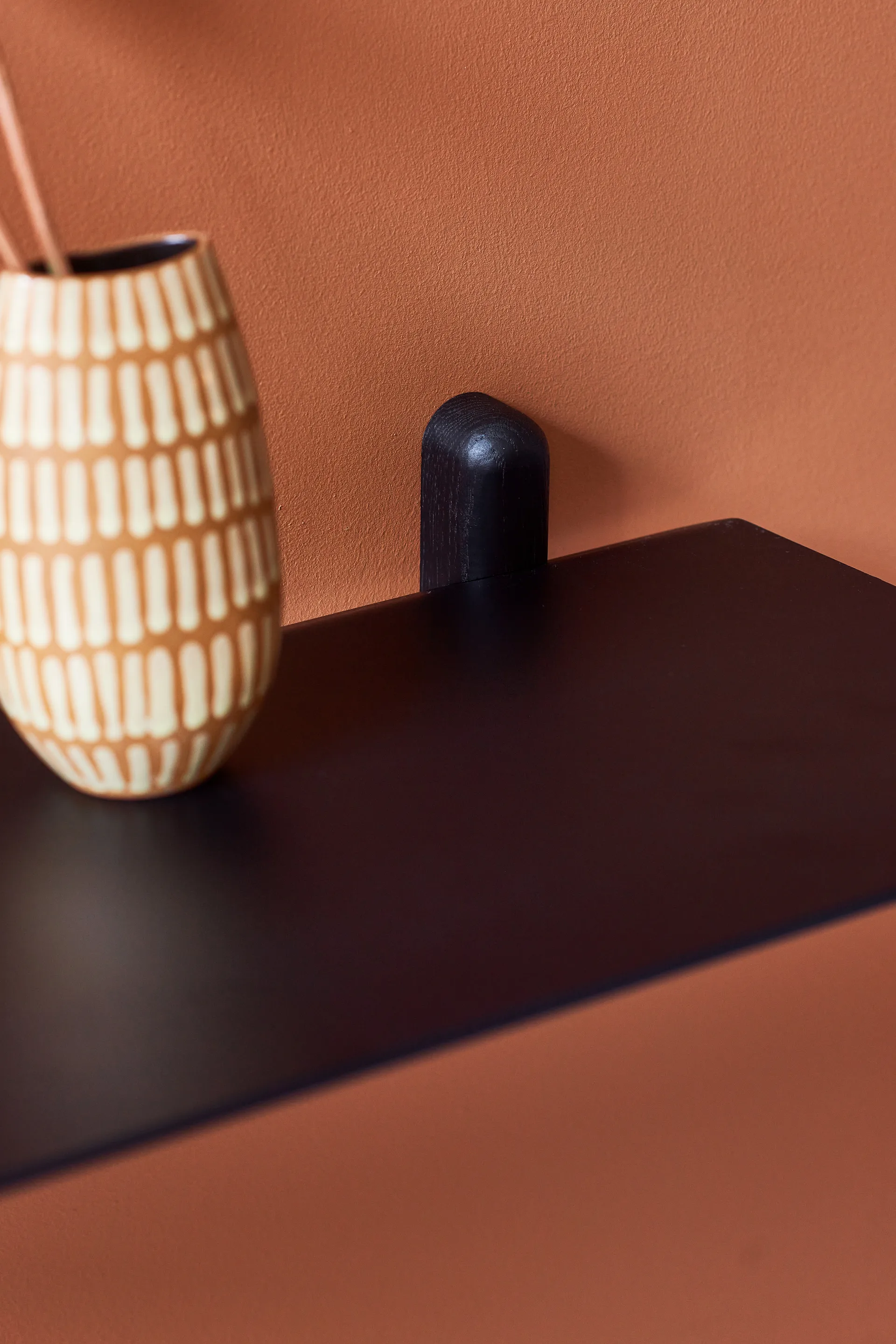 Nivo hylly G large, Mustaksi petsattu saarni-musta Gejst