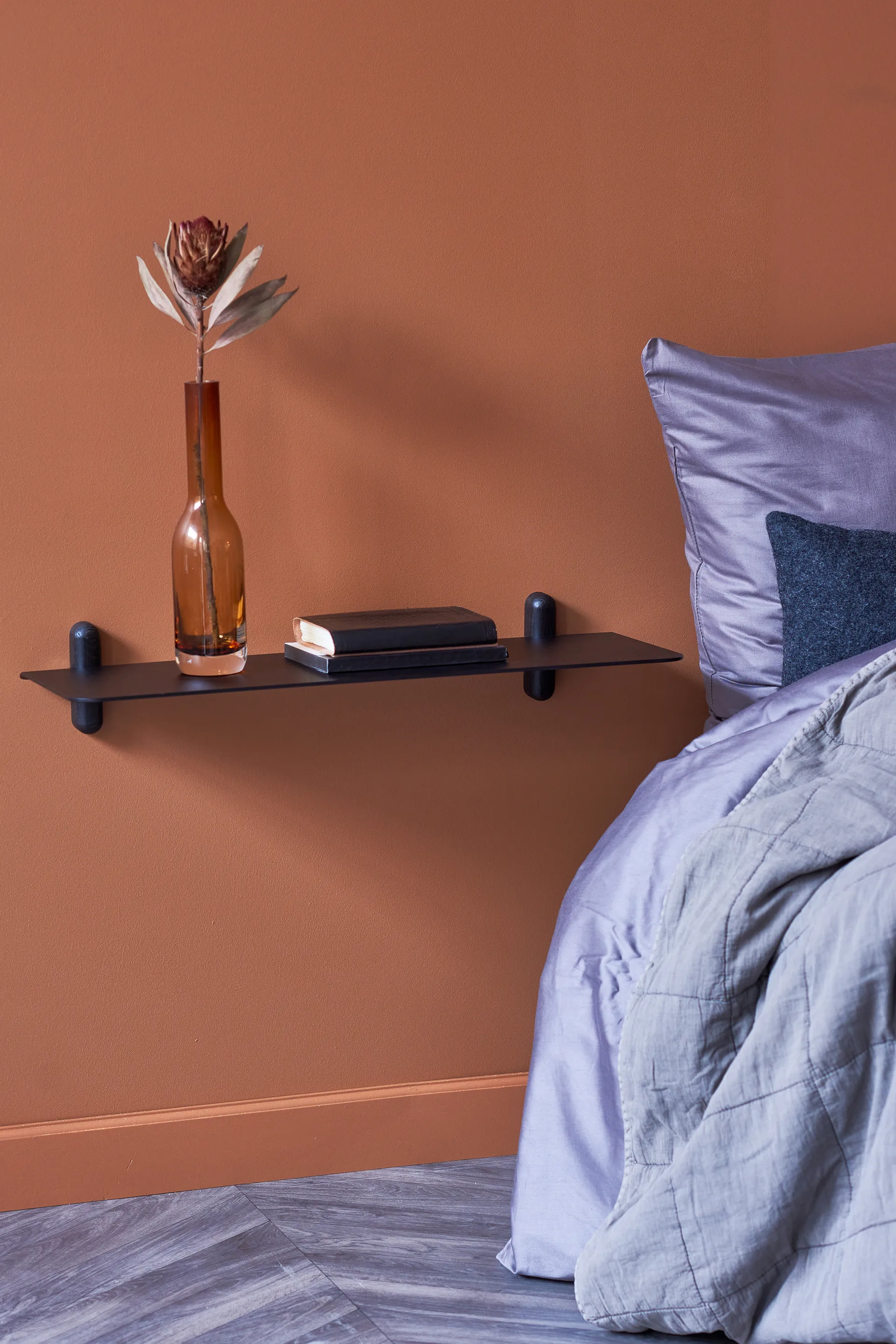 Nivo hylly G large, Mustaksi petsattu saarni-musta Gejst