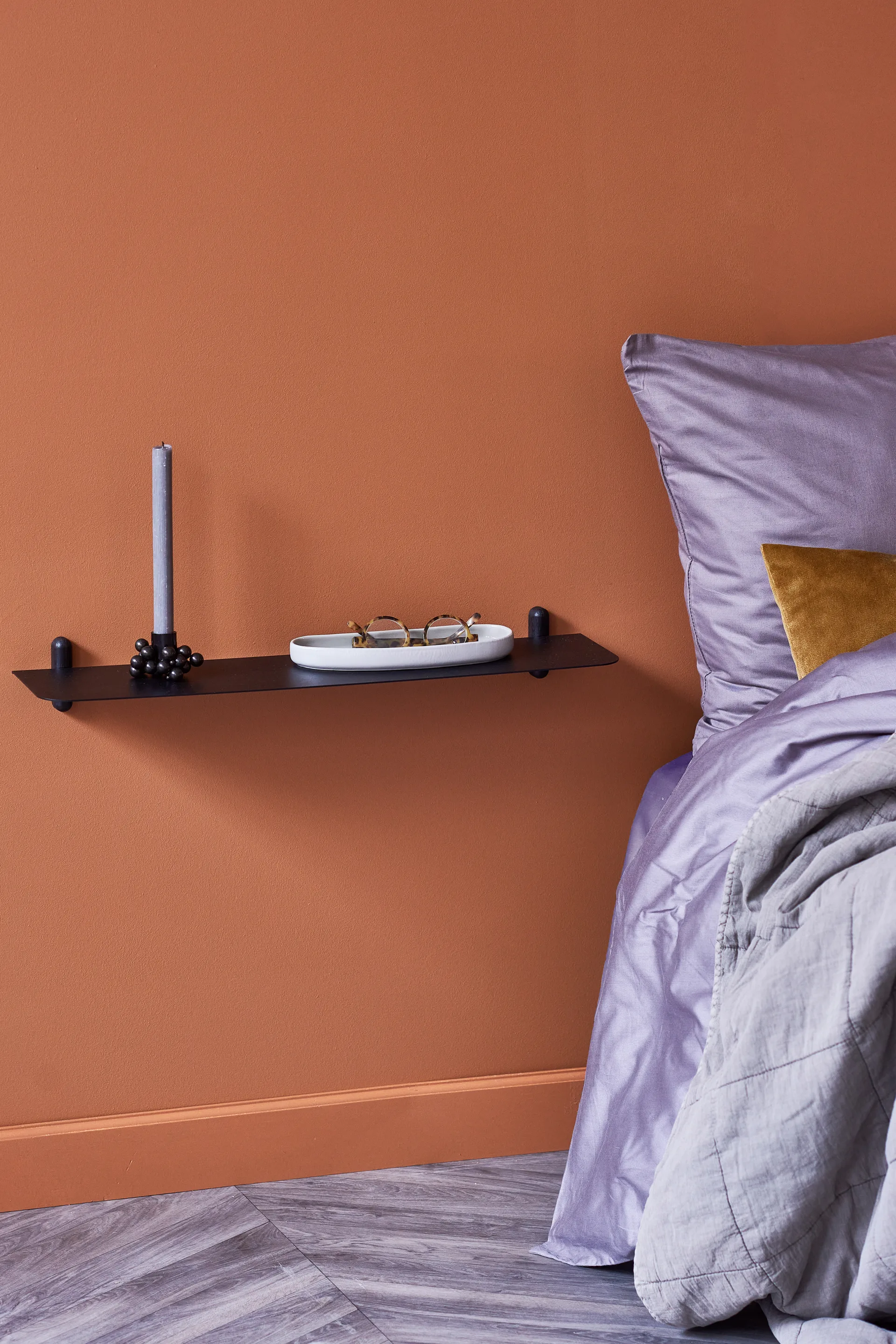 Nivo hylly G, Mustaksi petsattu saarni-musta Gejst