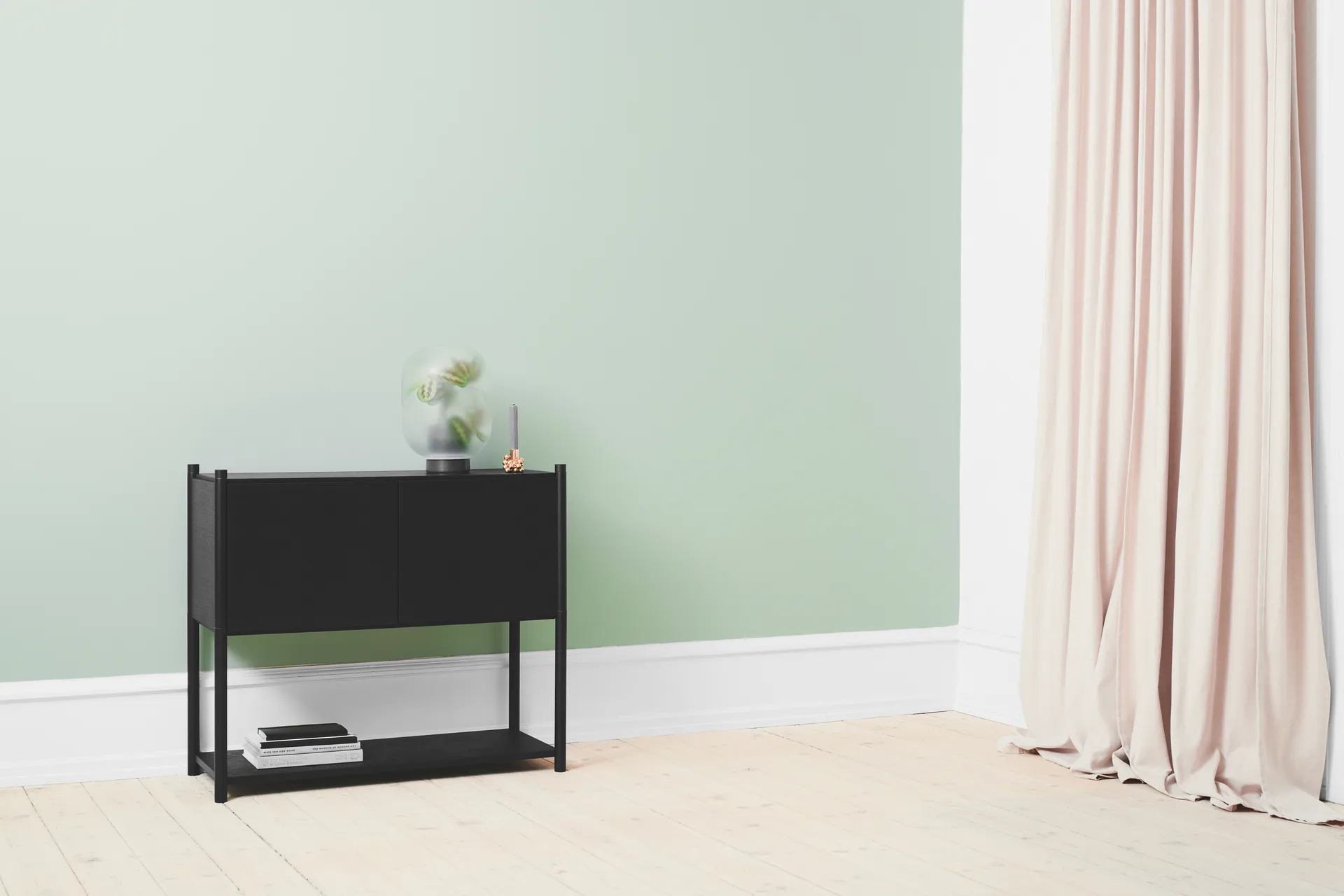 Sceene bookcase C, Mustaksi petsattu tammi Gejst