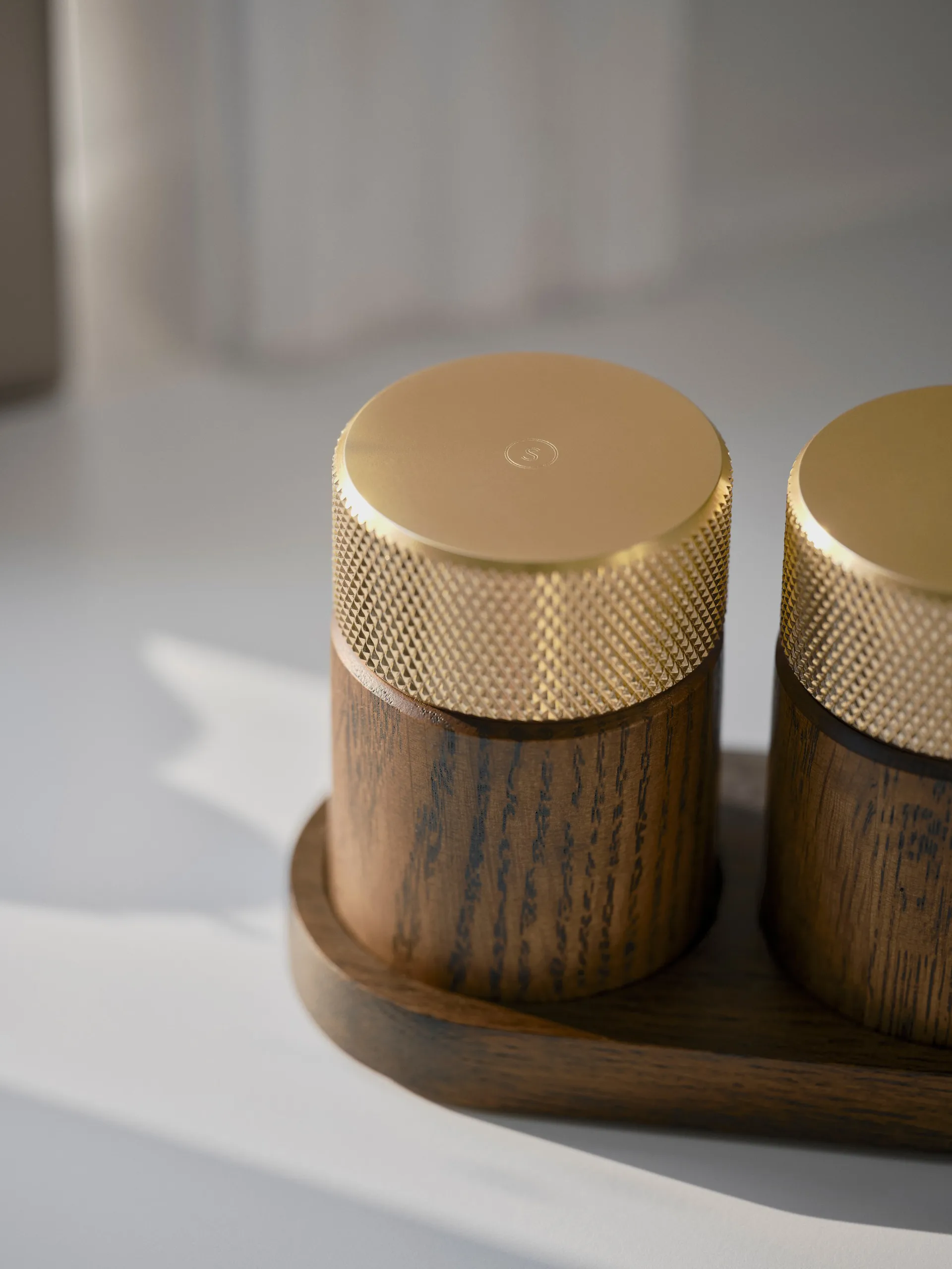 Sina suola- ja pippurimylly 6 cm, Tumma saarni messinki Gejst