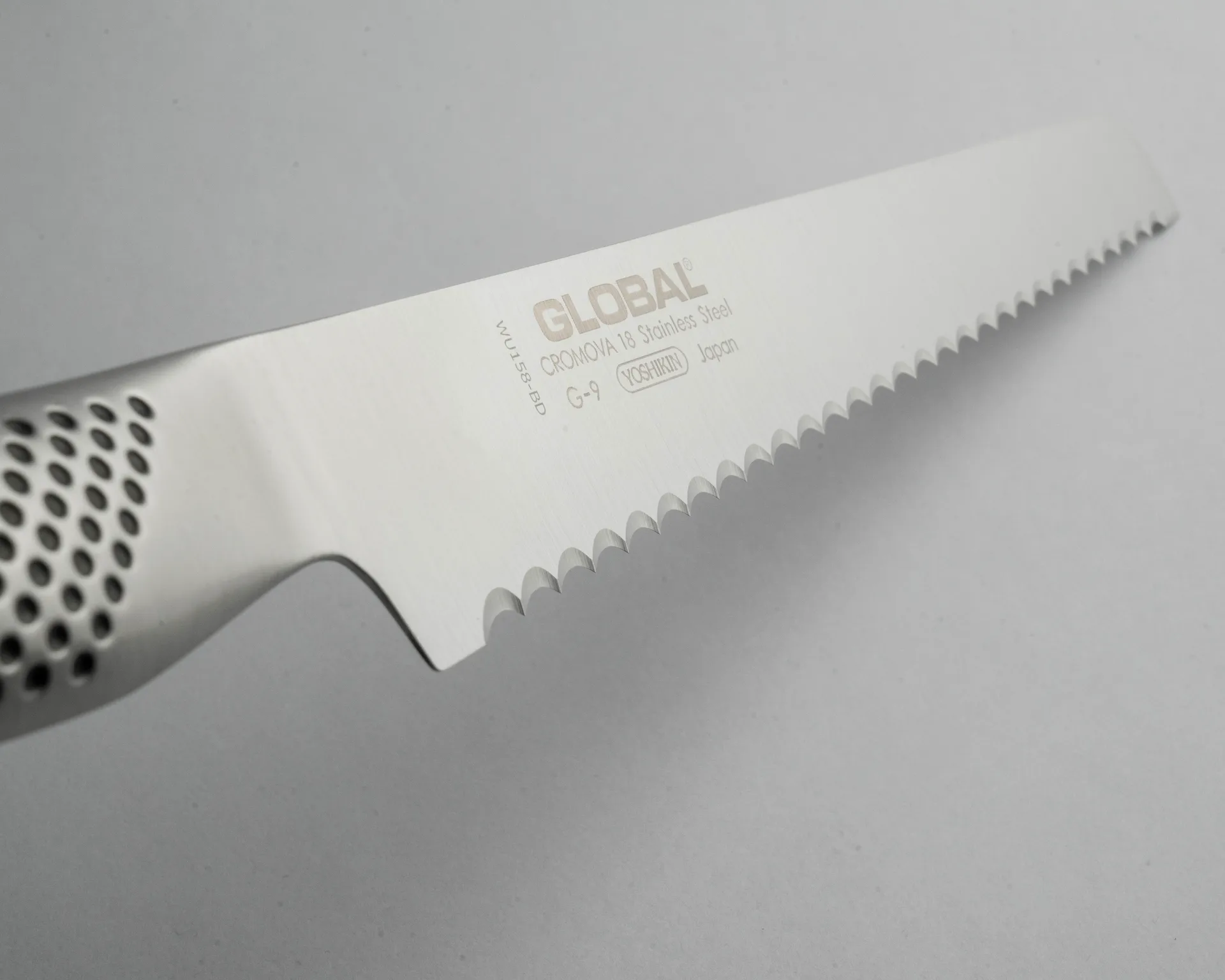 Global G-9R -leipäveitsi 22 cm hammastettu, ruostumaton teräs Global