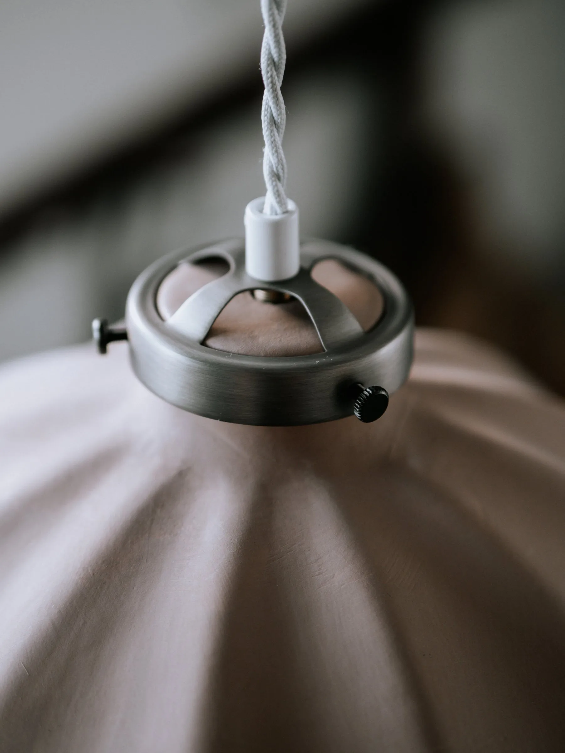 Alva riippuvalaisin Ø 30 cm, Mud Globen Lighting