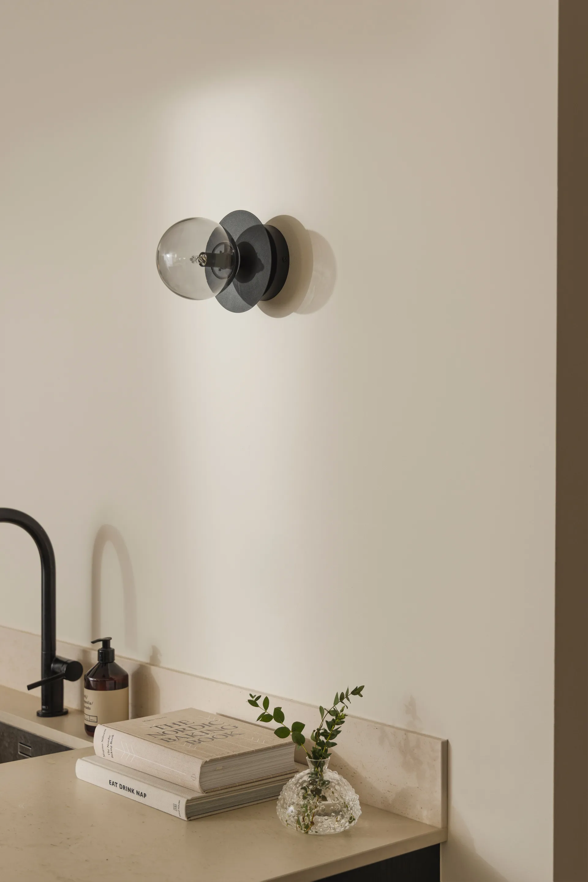 Art Deco kattovalaisin, Musta-savunvärinen Globen Lighting