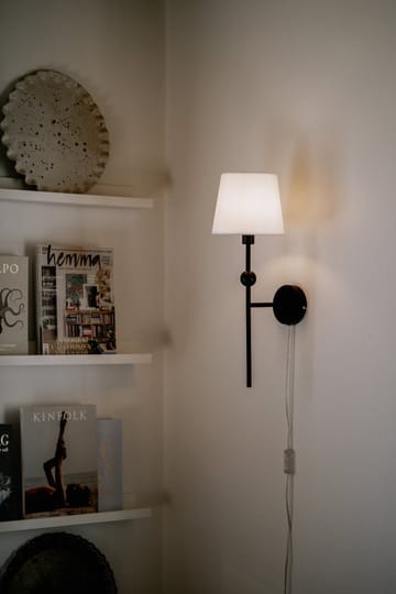 Astrid seinävalaisin - Musta - Globen Lighting