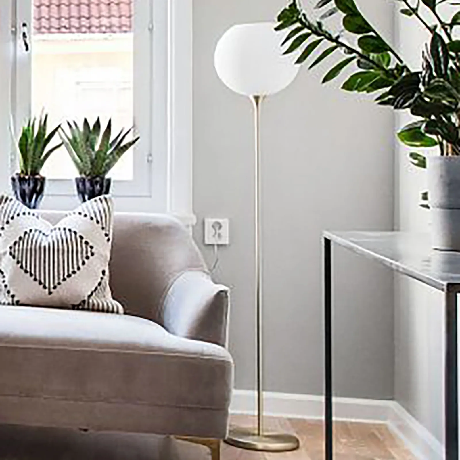 Bowl lattialamppu opaalilasi, Harjattu messinki Globen Lighting