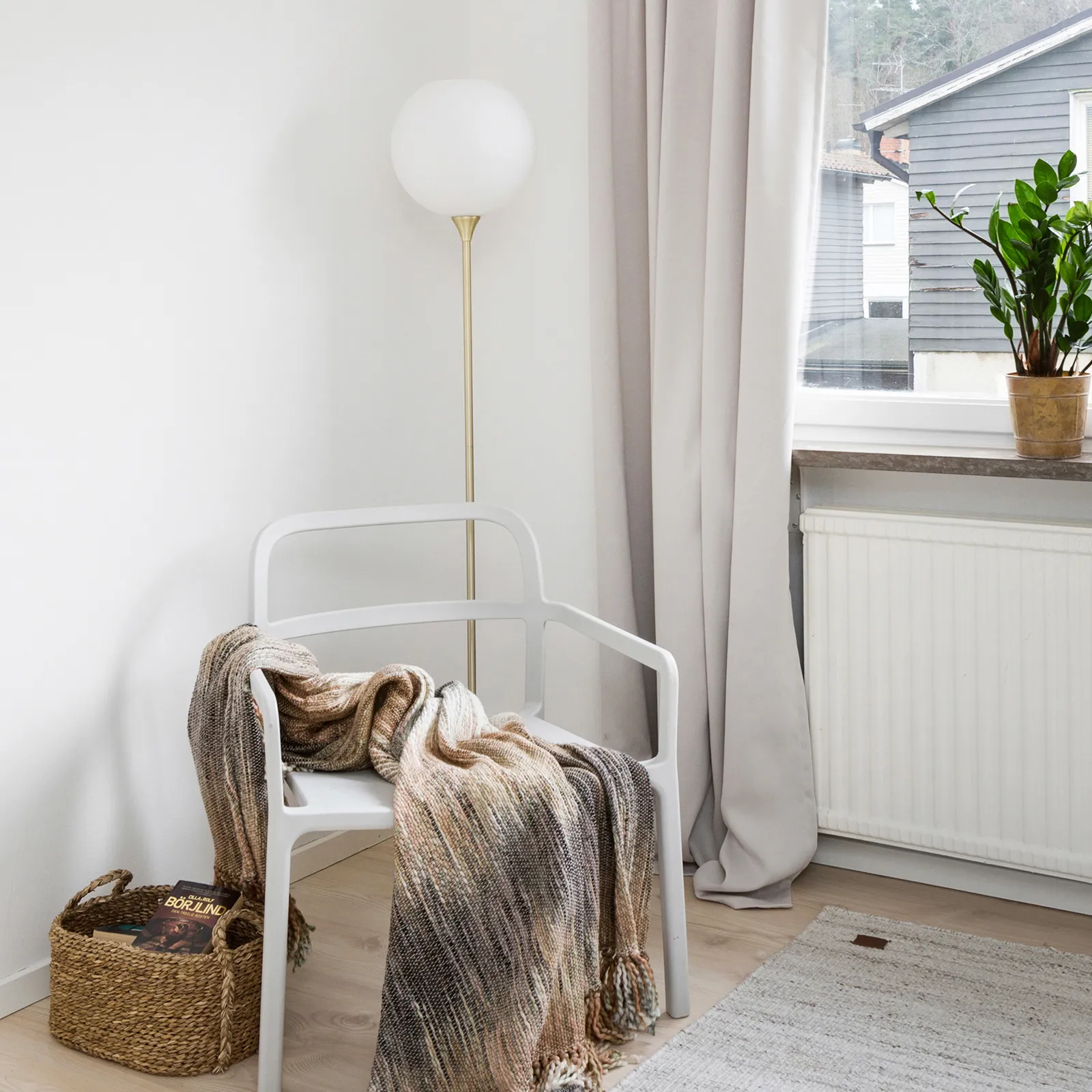 Bowl lattialamppu opaalilasi, Harjattu messinki Globen Lighting