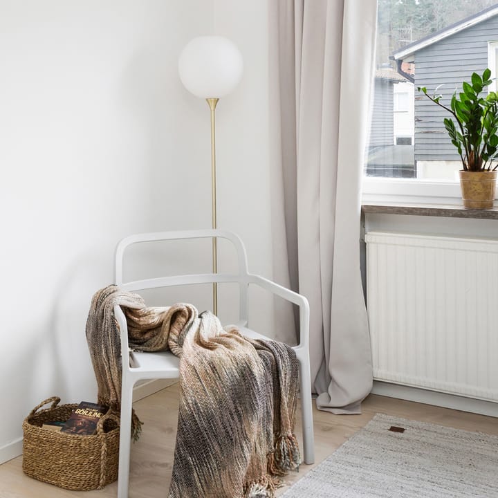 Bowl lattialamppu opaalilasi, Harjattu messinki Globen Lighting