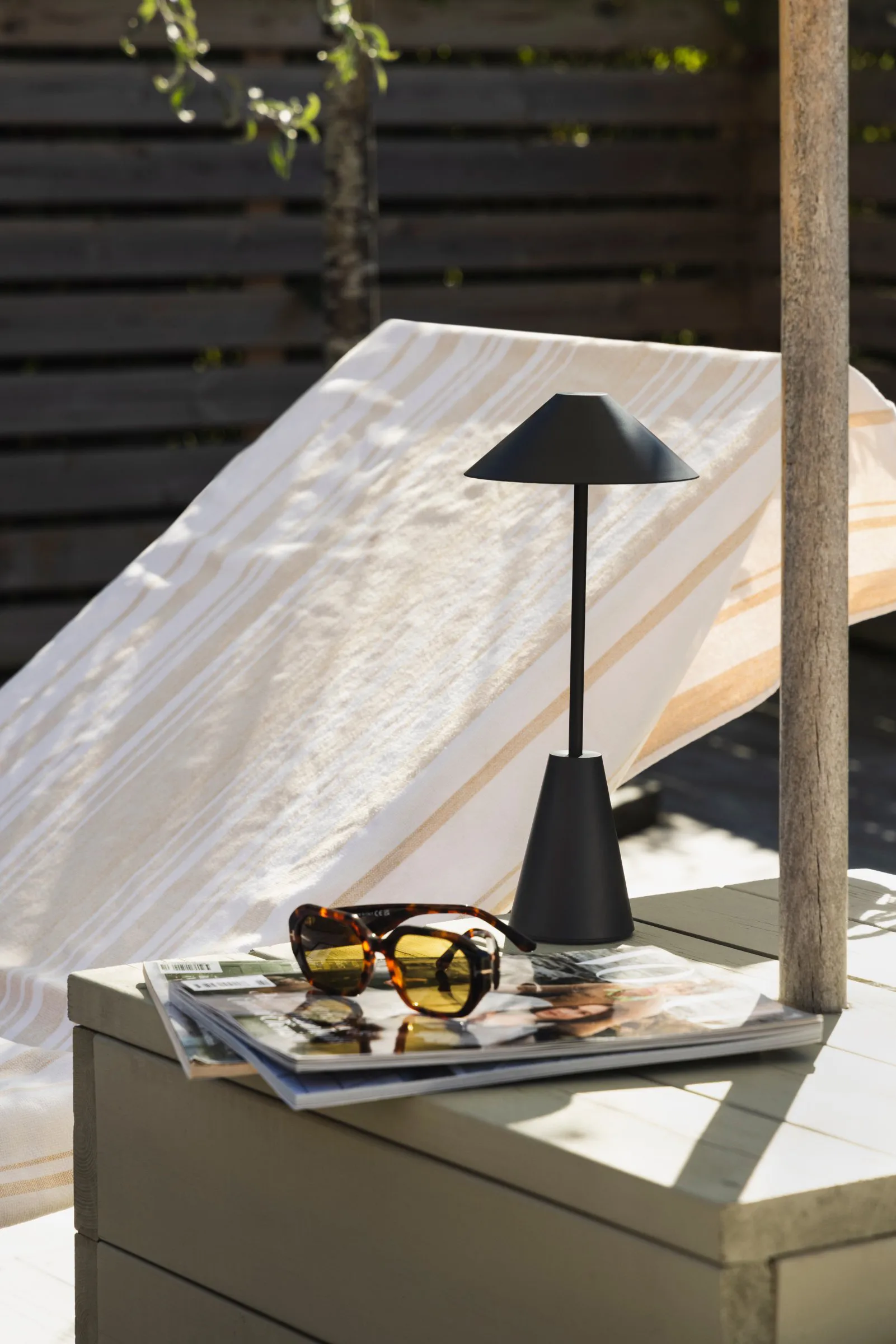 Cannes 32 kannettava pöytälamppu, Musta Globen Lighting