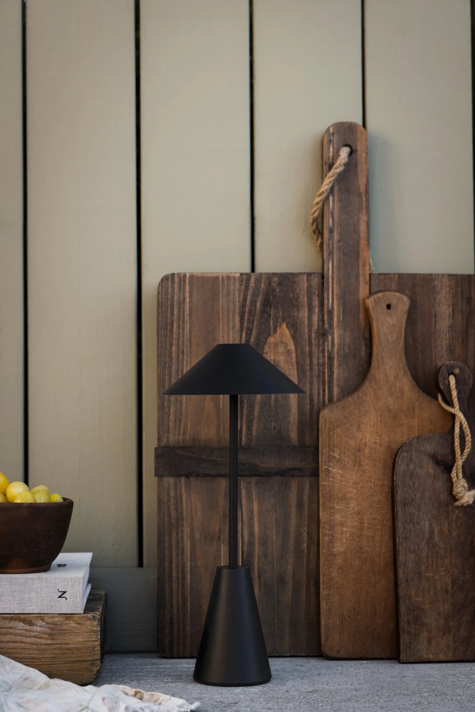 Cannes 32 kannettava pöytälamppu, Musta Globen Lighting